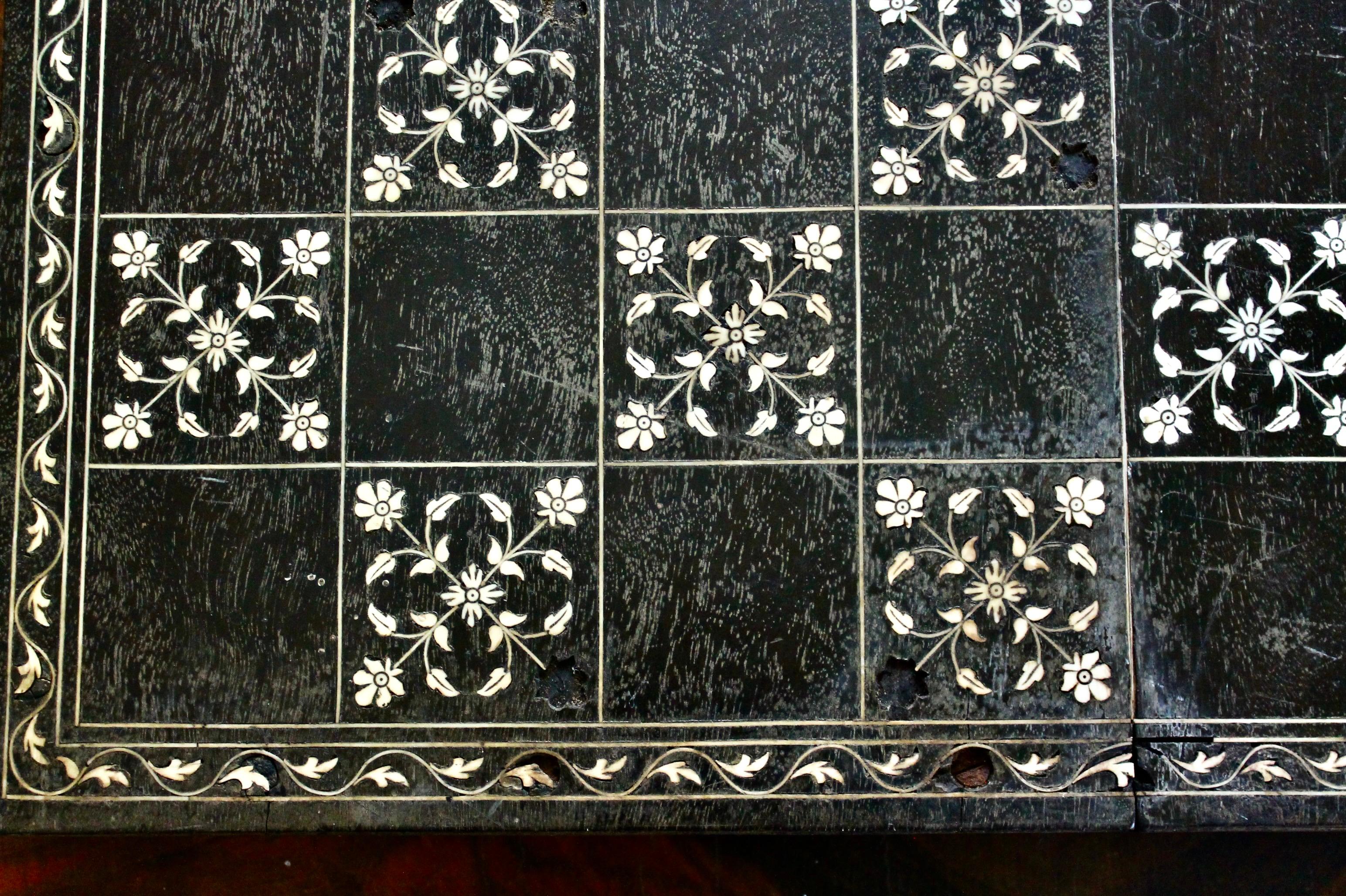 Planche à échecs anglo-indienne en ébène incrusté d'os de Sadeli Bon état à Sharon, CT