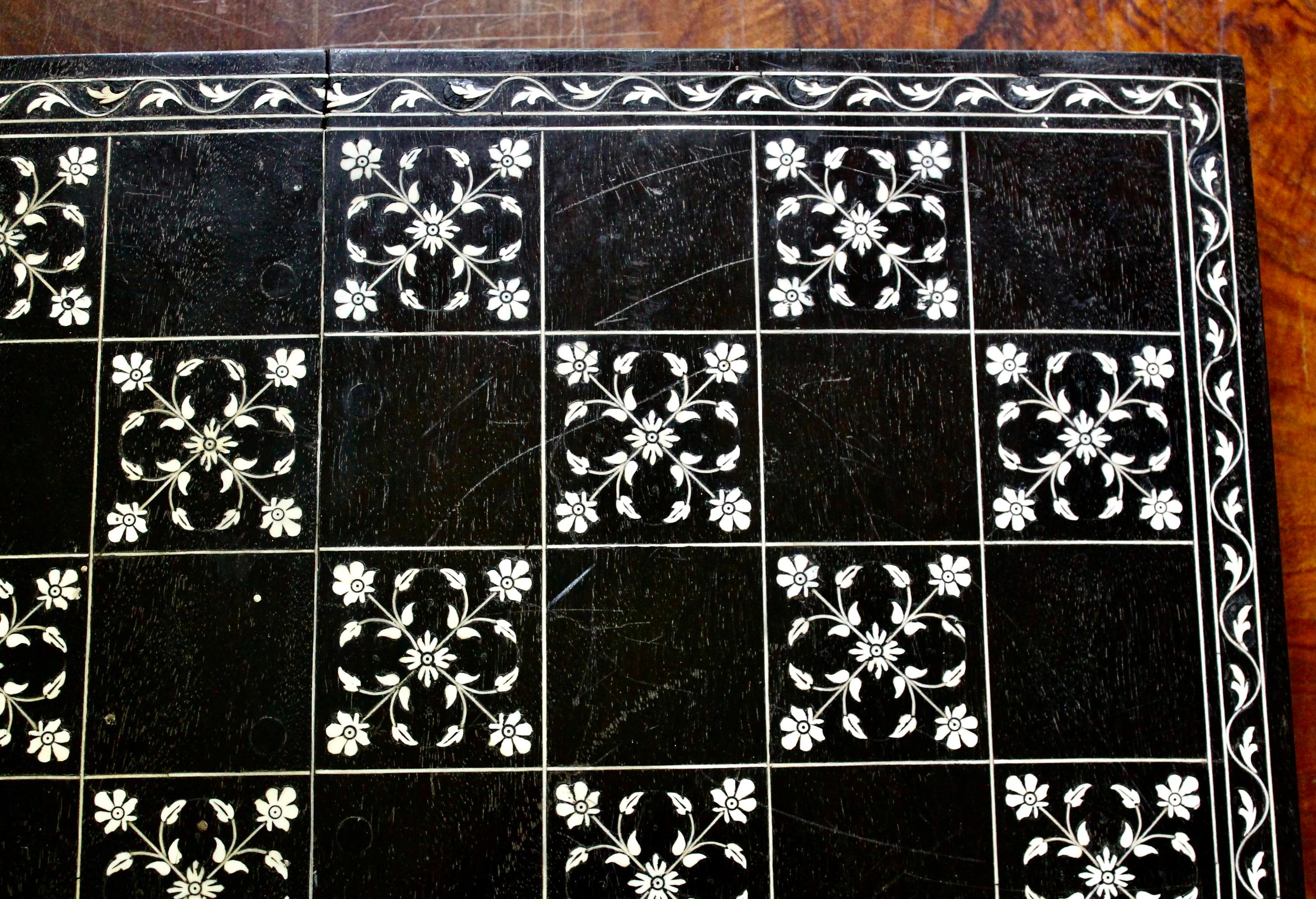 XIXe siècle Planche à échecs anglo-indienne en ébène incrusté d'os de Sadeli