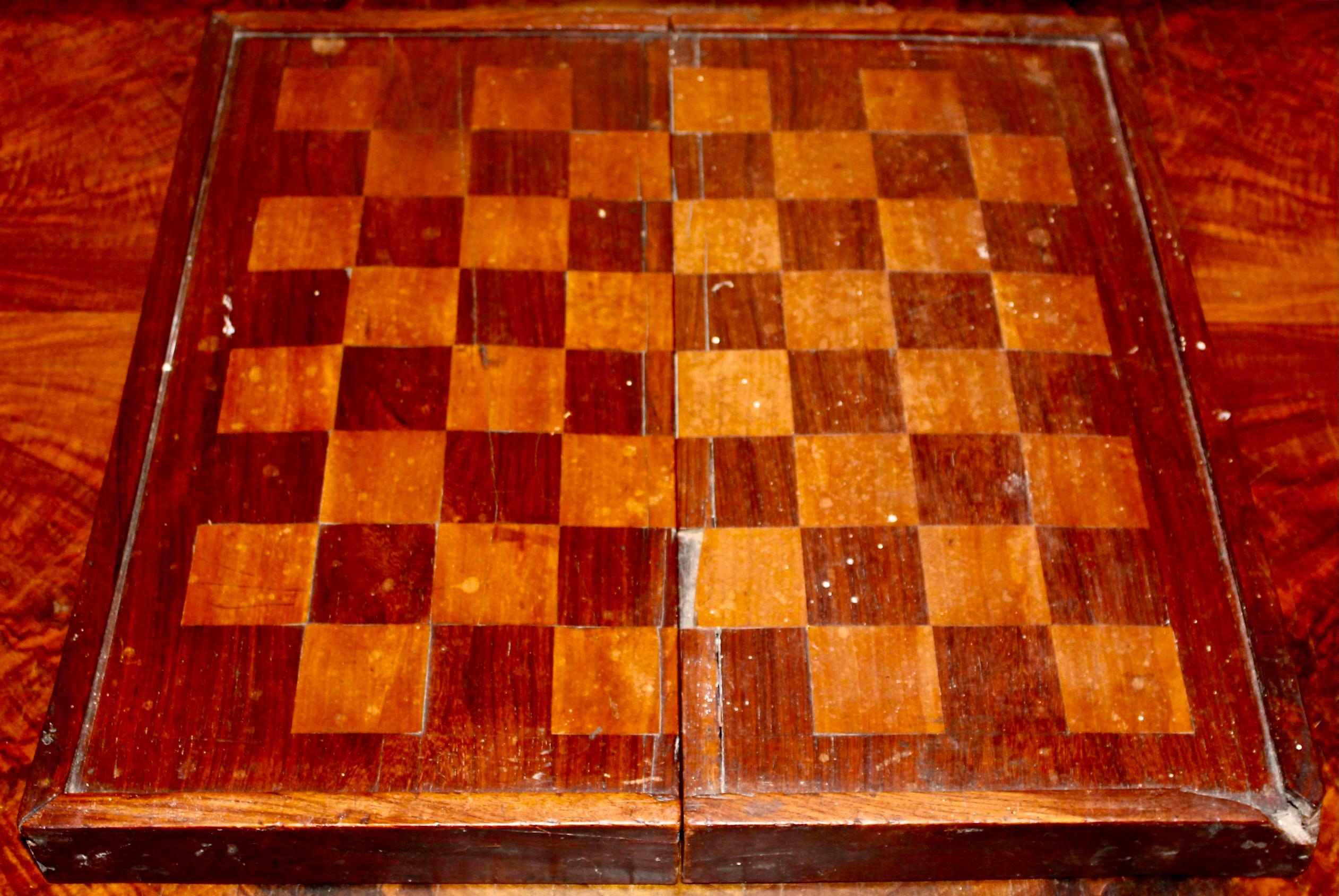 Backgammon/Schachbrett mit Mikro-Knochen-Intarsien von Sadeli  (Anglo-indisch) im Angebot
