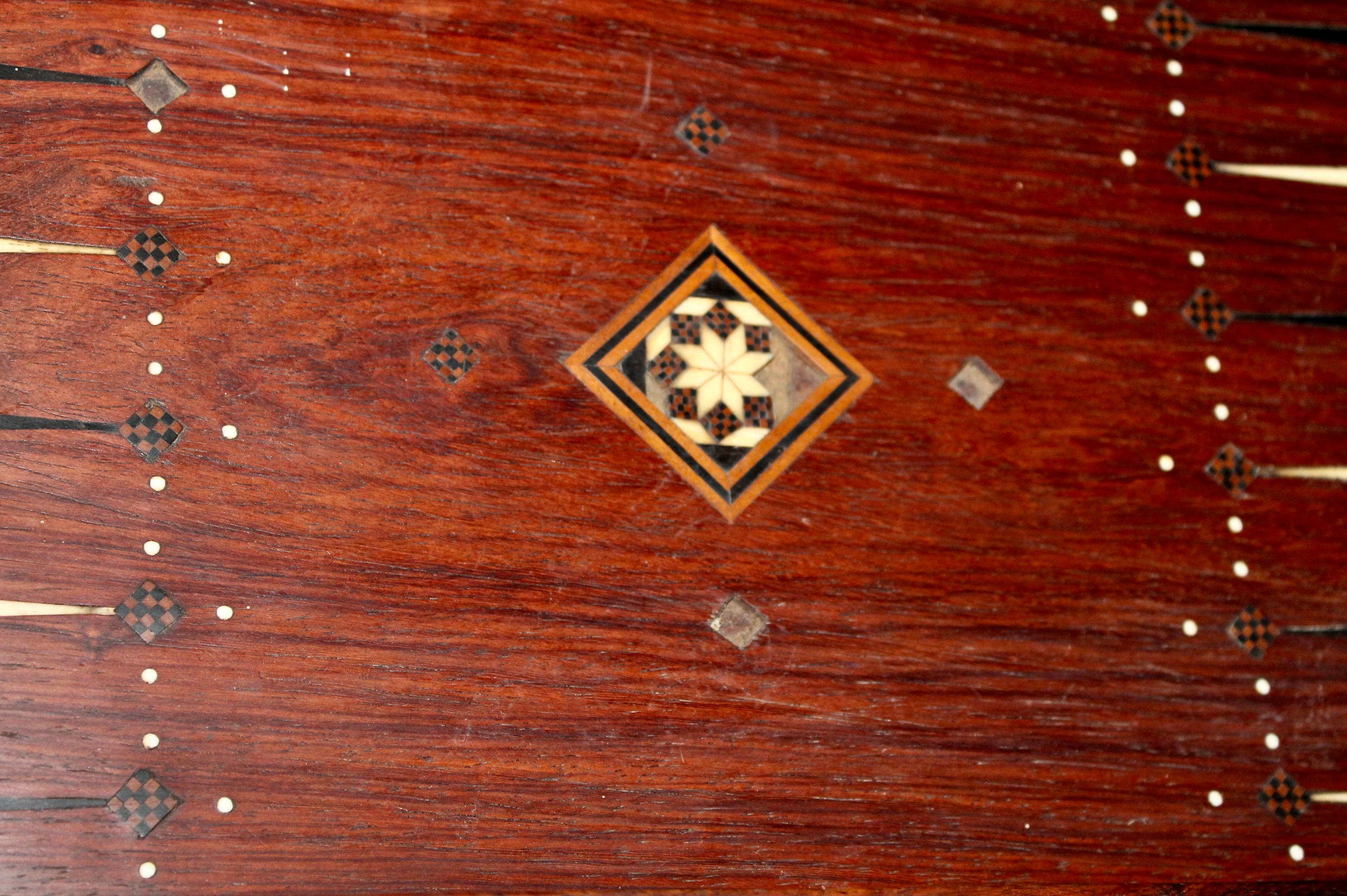 Backgammon/Schachbrett mit Mikro-Knochen-Intarsien von Sadeli  im Zustand „Gut“ im Angebot in Sharon, CT