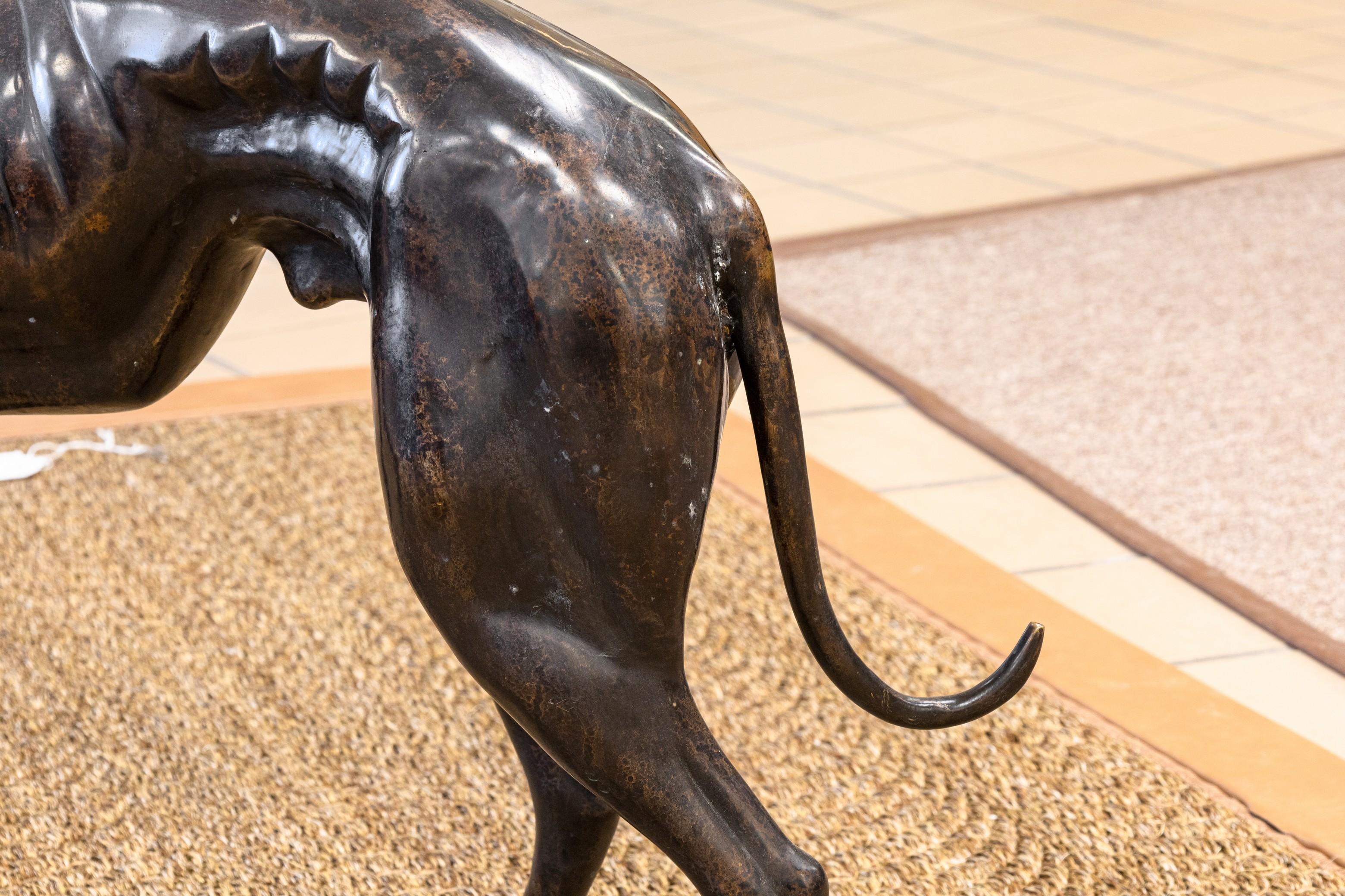 Sadows Bronze Whippet ou Greyhound Dog Life Sized Sculpture en vente 4