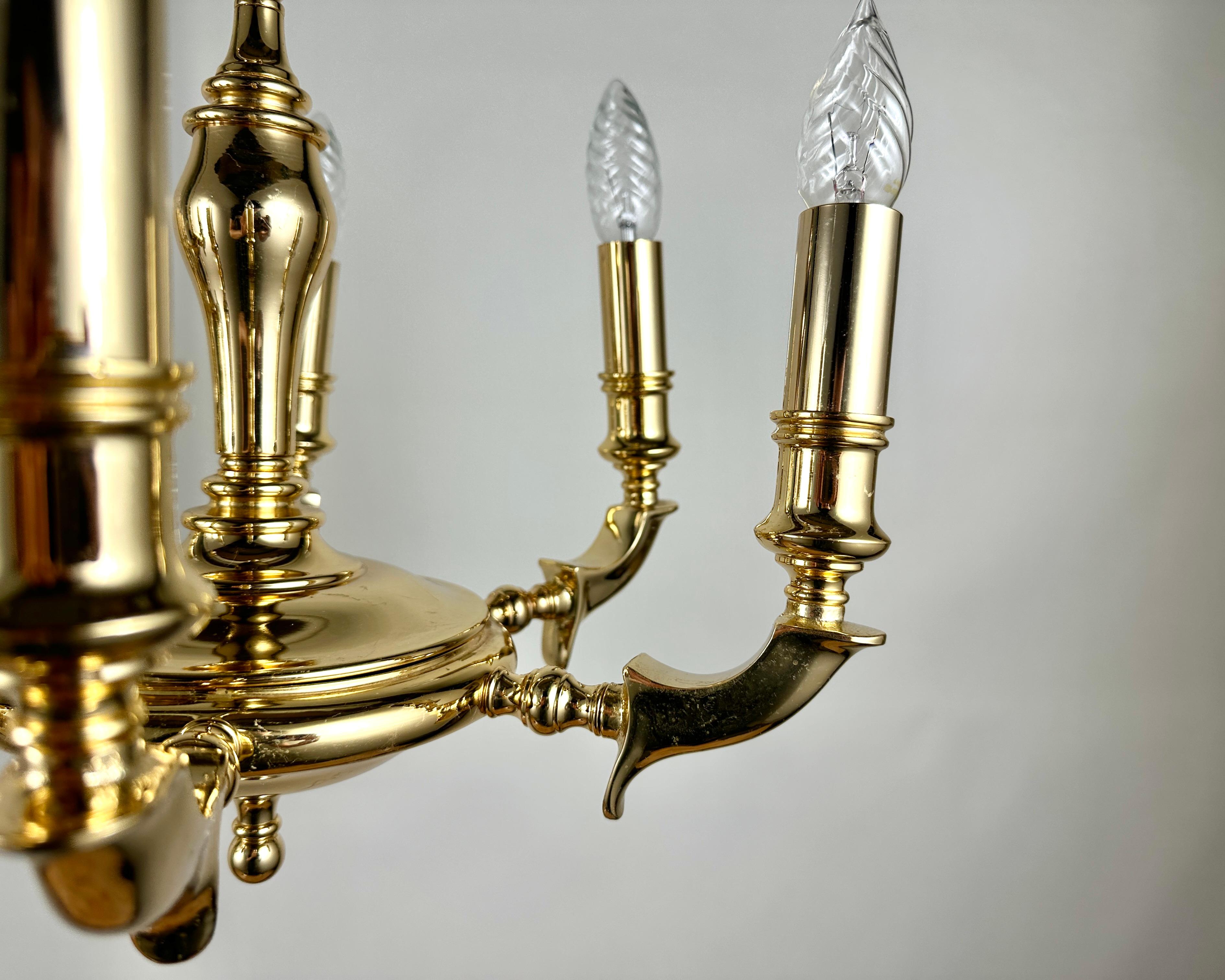 Exquise paire de lustres vintage de Saeval, célèbre fabricant espagnol de luminaires.

Fabriqués en laiton riche et doré, ces lustres dégagent un charme classique qui rehaussera n'importe quel espace.

Cet ensemble comprend un lustre conçu pour 4