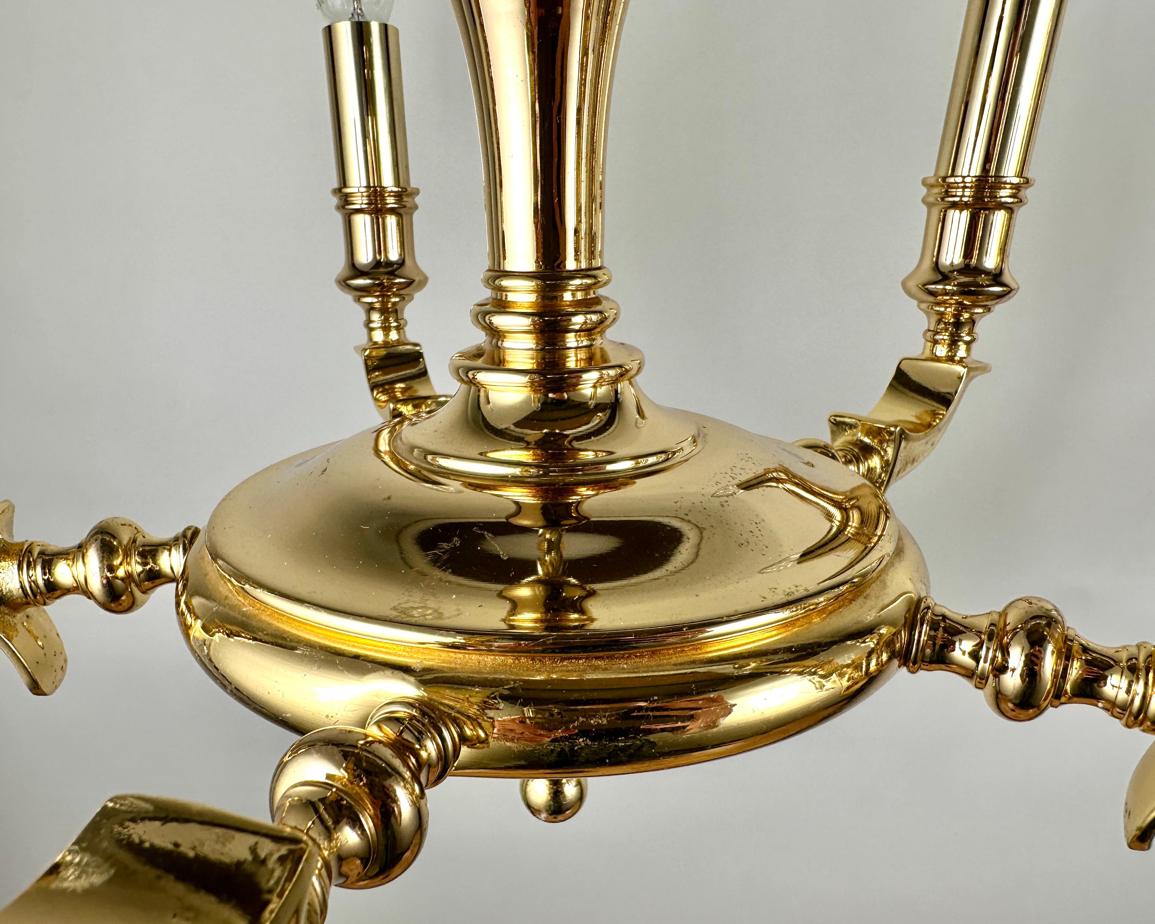 Laiton Saeval Lustres espagnols en laiton Vintage Paire 4 & 6 Light Golden Rare Lights en vente