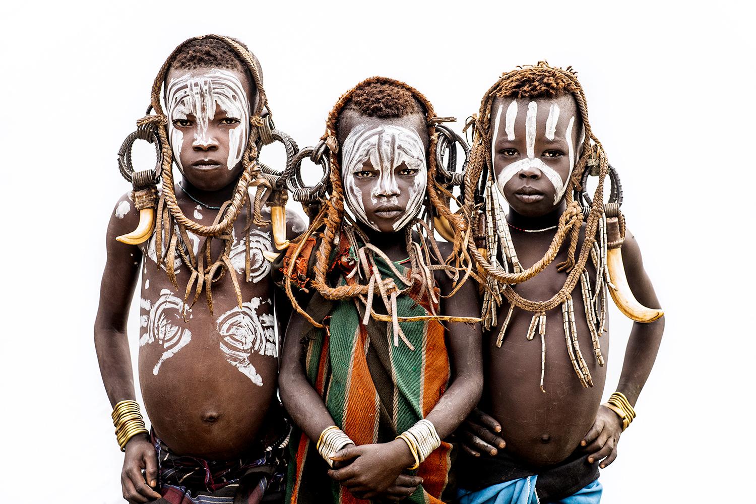 "3 Mursi Boys A" Photographie 26.5" x 40" inch Edition 2/7 par Safaa Kagan

Vallée de l'Omo, Éthiopie

À PROPOS DE 

Safaa est une photographe basée à Los Angeles dont la mission est de dissoudre les barrières superficielles de l'humanité. Née à