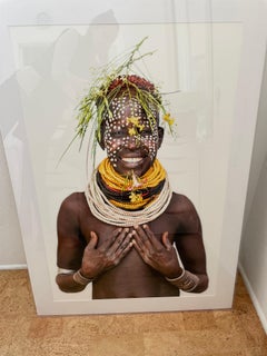 "Karo Frau lächelnd" Fotografie 40" x 26,5" Zoll Edition 2/7 von Safaa Kagan