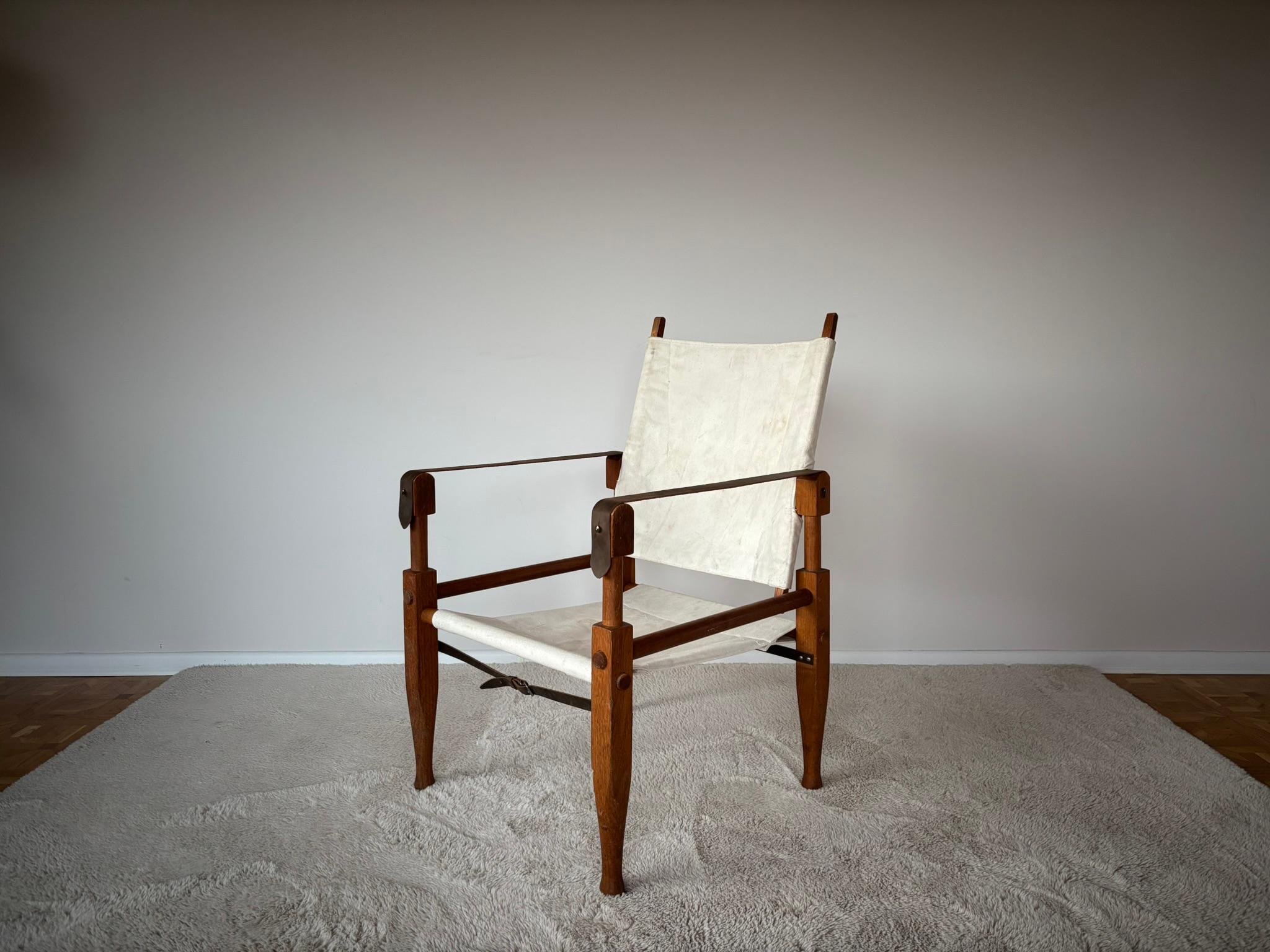 A striking example of mid-century Swiss design: this Safari Armchair is attributed to Wilhelm Kienzle for Wohnbedarf, dating from the 1950s. Crafted in sturdy hardwood with leather straps, the chair combines natural materials with elegant,