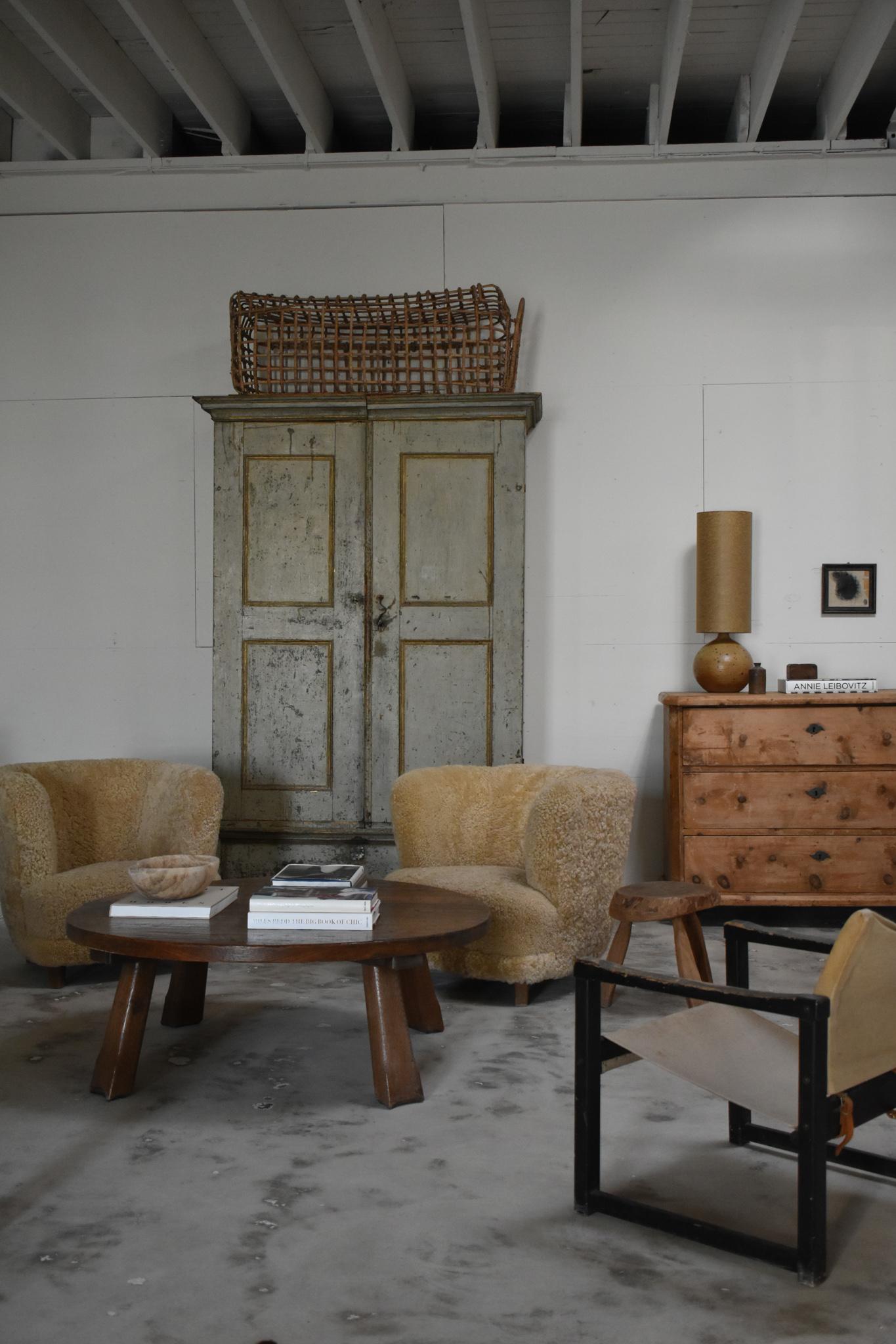 Diana Safari Armchair, 1974 von Karin Mobring entworfen und von Ikea in Schweden hergestellt. 

Der Stuhl bietet eine Mischung aus skandinavischer Ästhetik und Zweckmäßigkeit. Der leichte Rahmen und das Design machen ihn vielseitig und einfach zu
