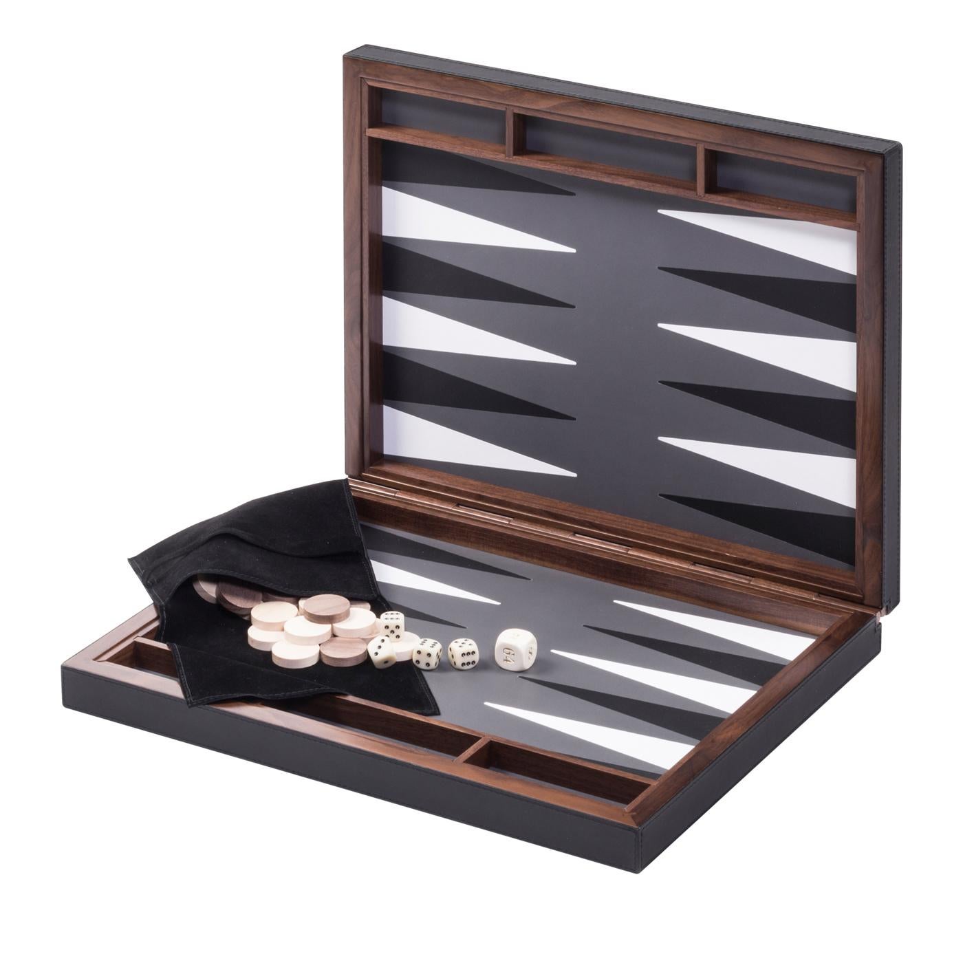 Part of the Tosca collection, this elegant backgammon board and case is part of a limited series and will be a striking addition to a personal collection, or a superb gift for a game lover. Its structure in walnut features three open compartments at