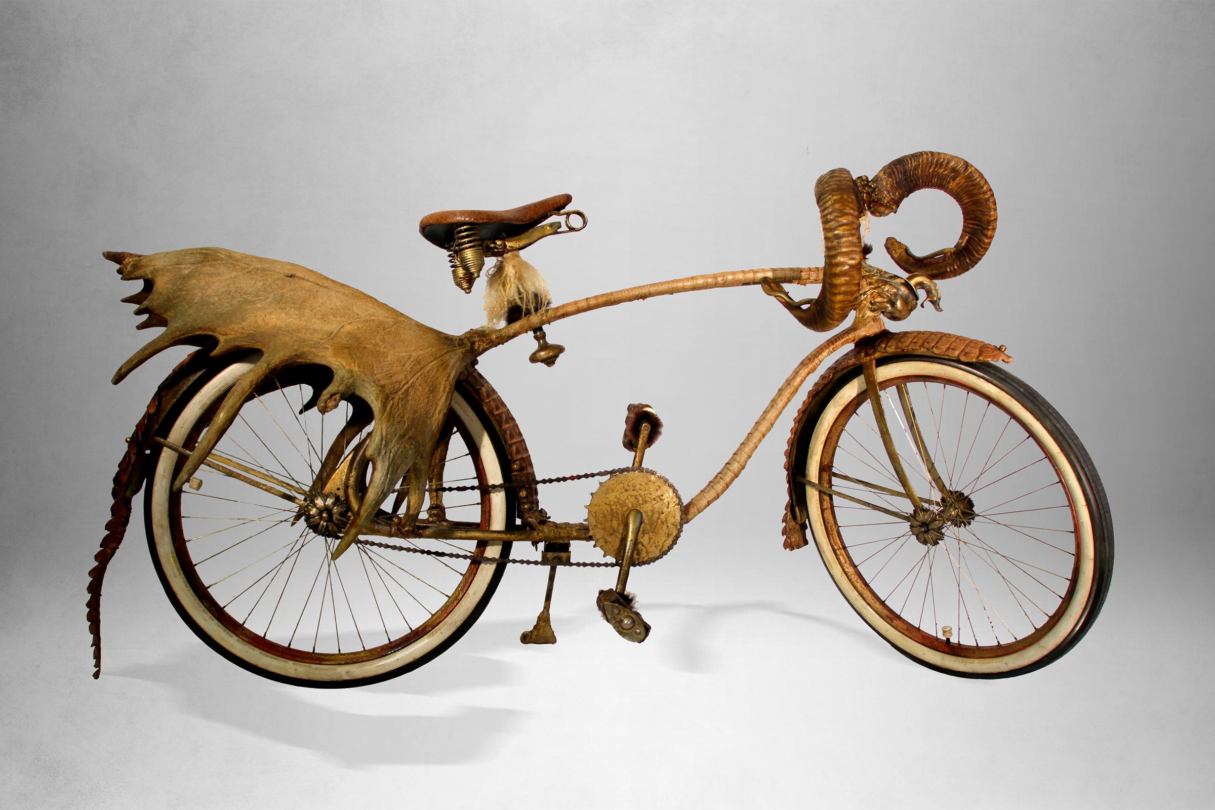 Fahrrad-Safari originales Zwillingsmodell von 1920 in Elgin
deren gesamte Struktur mit Krokodilhaut überzogen ist.
Mit Rentierhörnern und Widderhörnern. Einzelheiten
und wird in Bronze ausgeführt. Außergewöhnlich und einzigartig
Stück,