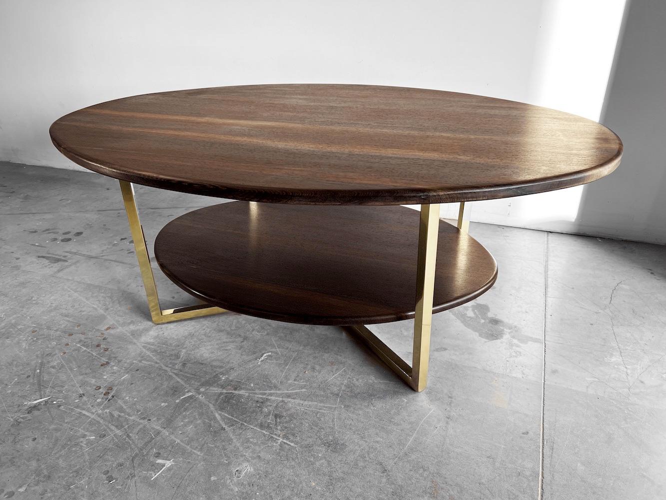 La Safari est une table basse ovale à deux niveaux, entièrement fabriquée à la main. Cette pièce s'inspire de l'univers des anciennes bibliothèques anglaises, avec leurs confortables fauteuils chesterfield et leurs étagères remplies d'ouvrages