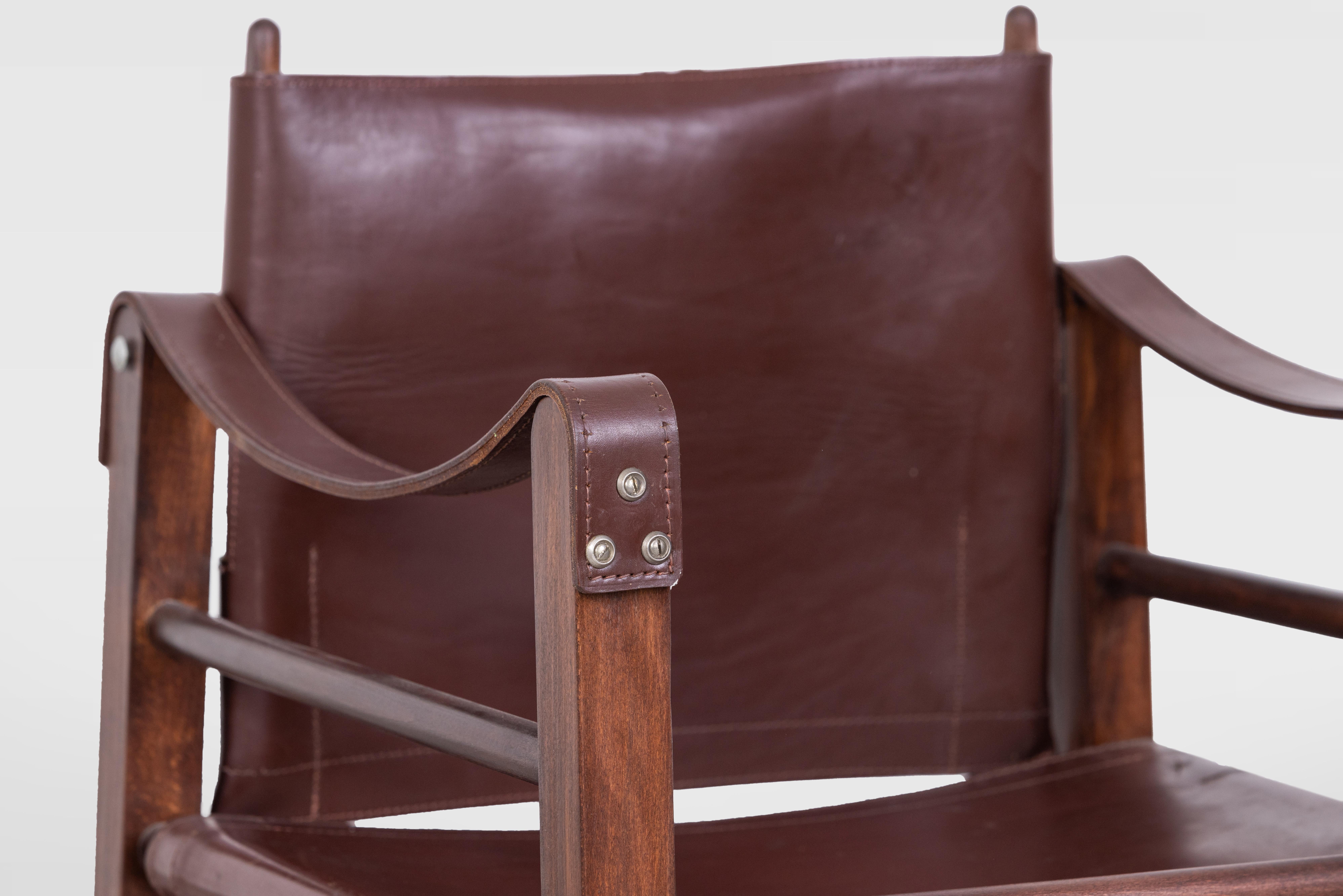 Danish mid-century Aage Bruun & Son Safary chair in patinated brown leather and solid oak. The oak structure has been restored, the leather has been kept the original with a nice patina.