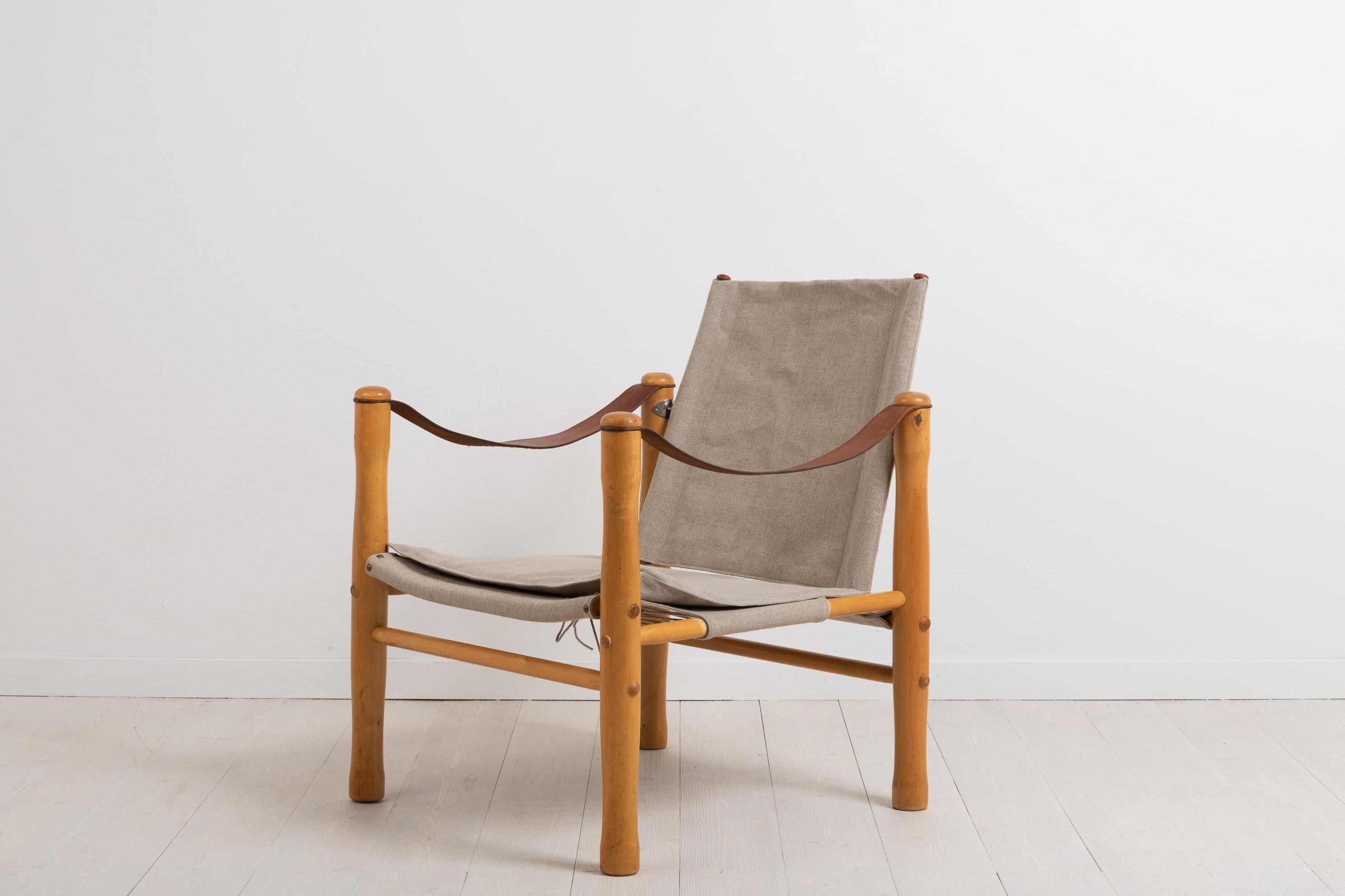 Safari chair by Elias Svedberg for NK – Nordiska Kompaniet in Sweden. The chair is a part of the Trivia series and was designed and manufactured during the second part of the 20th century. It is an authentic Mid-Century Modern Swedish design chair.