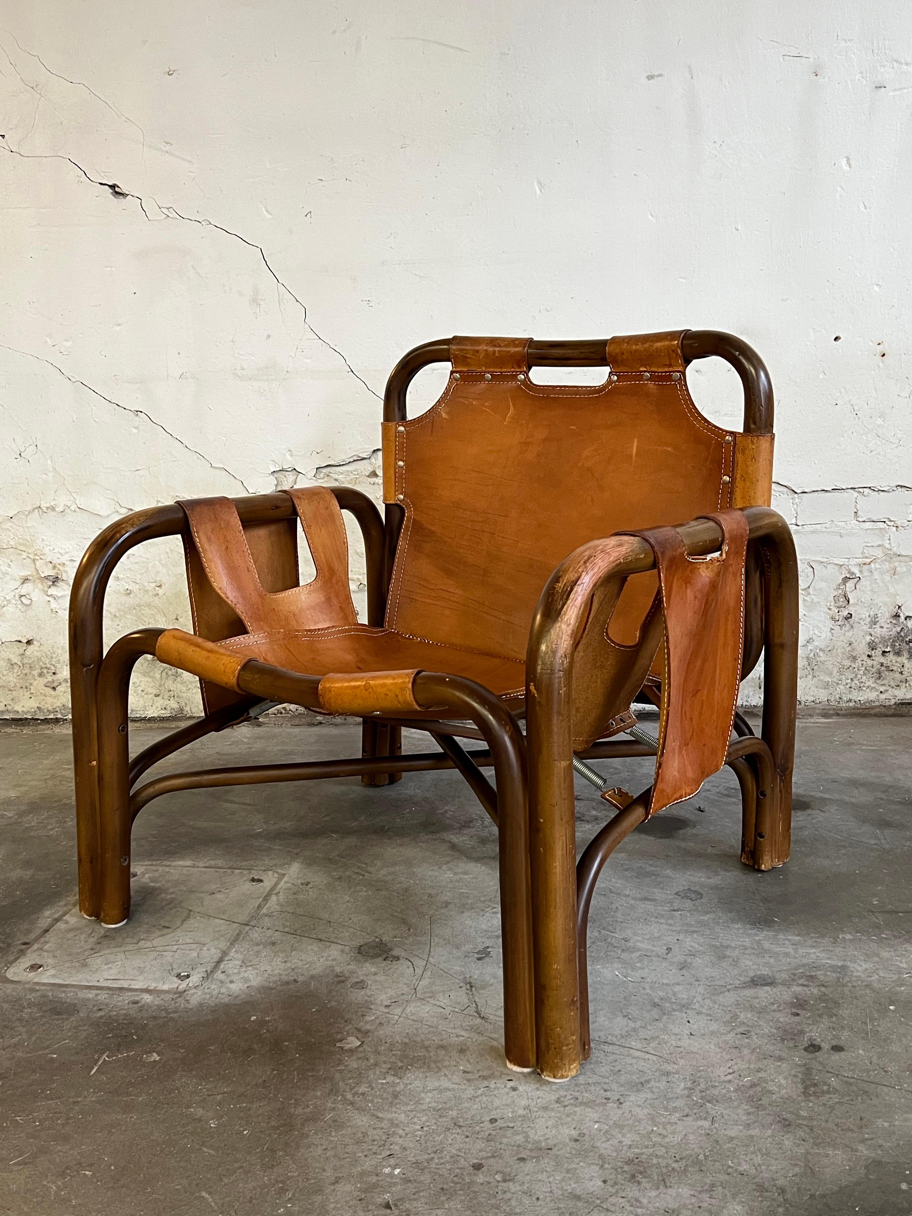Interesting arm chair in bamboo (Manou) with cognac coloured saddle leather. This 'Safari' chair does not often come for sale and certainly not in this stunning condition. Designed by Tito Agnoli and manufactured in Italy in 1960.