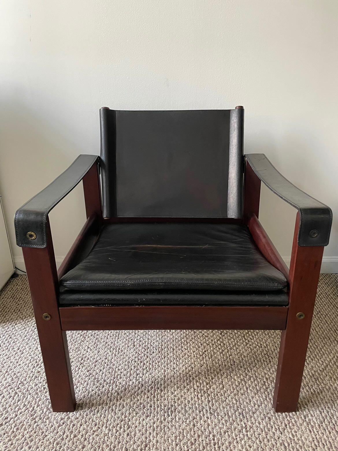 Mid-Century Modern safari chair in wood and leather. Maker unknown. Good condition.