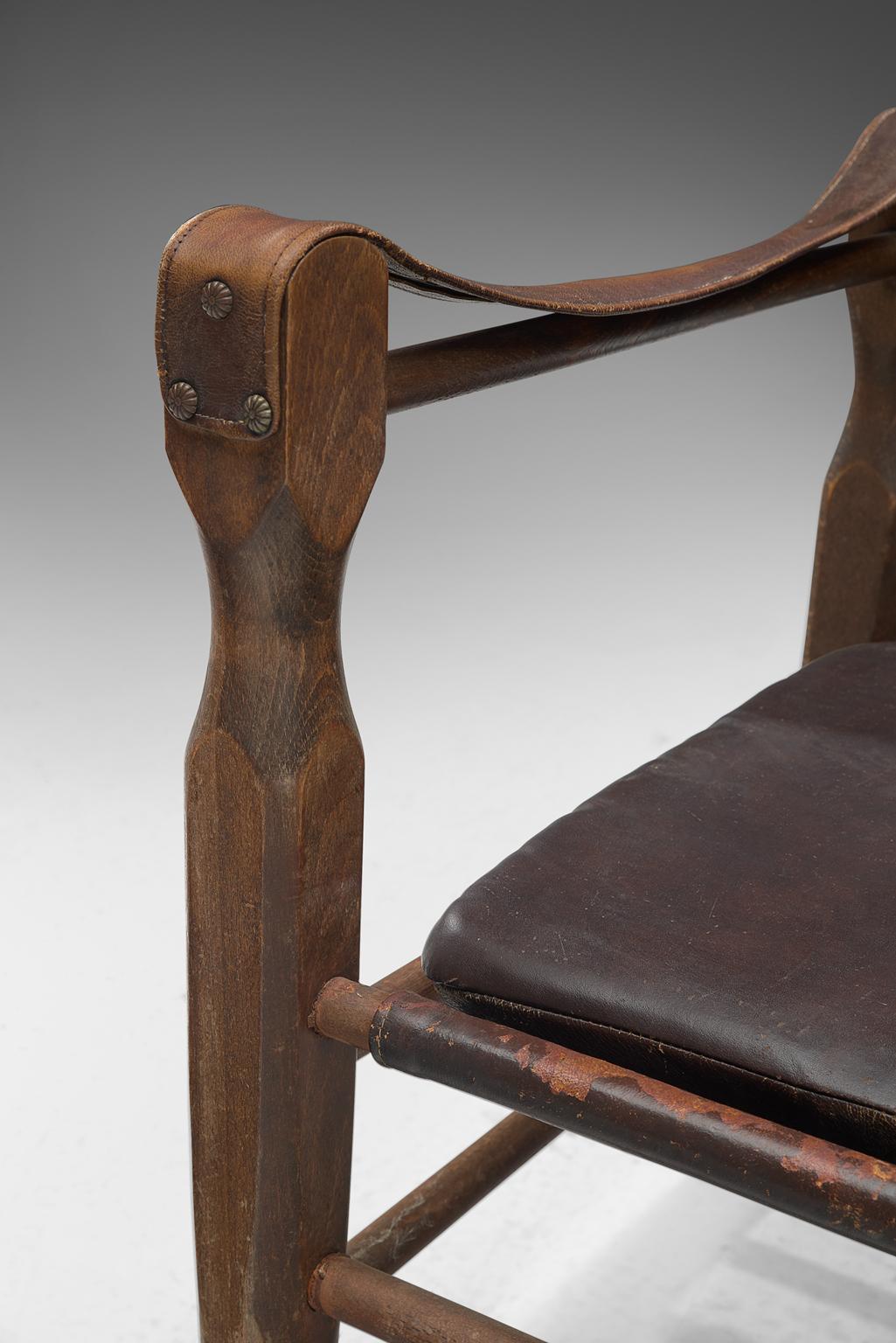 Mid-20th Century Safari Chair in Patinated Brown Leather and Oak, 1940s