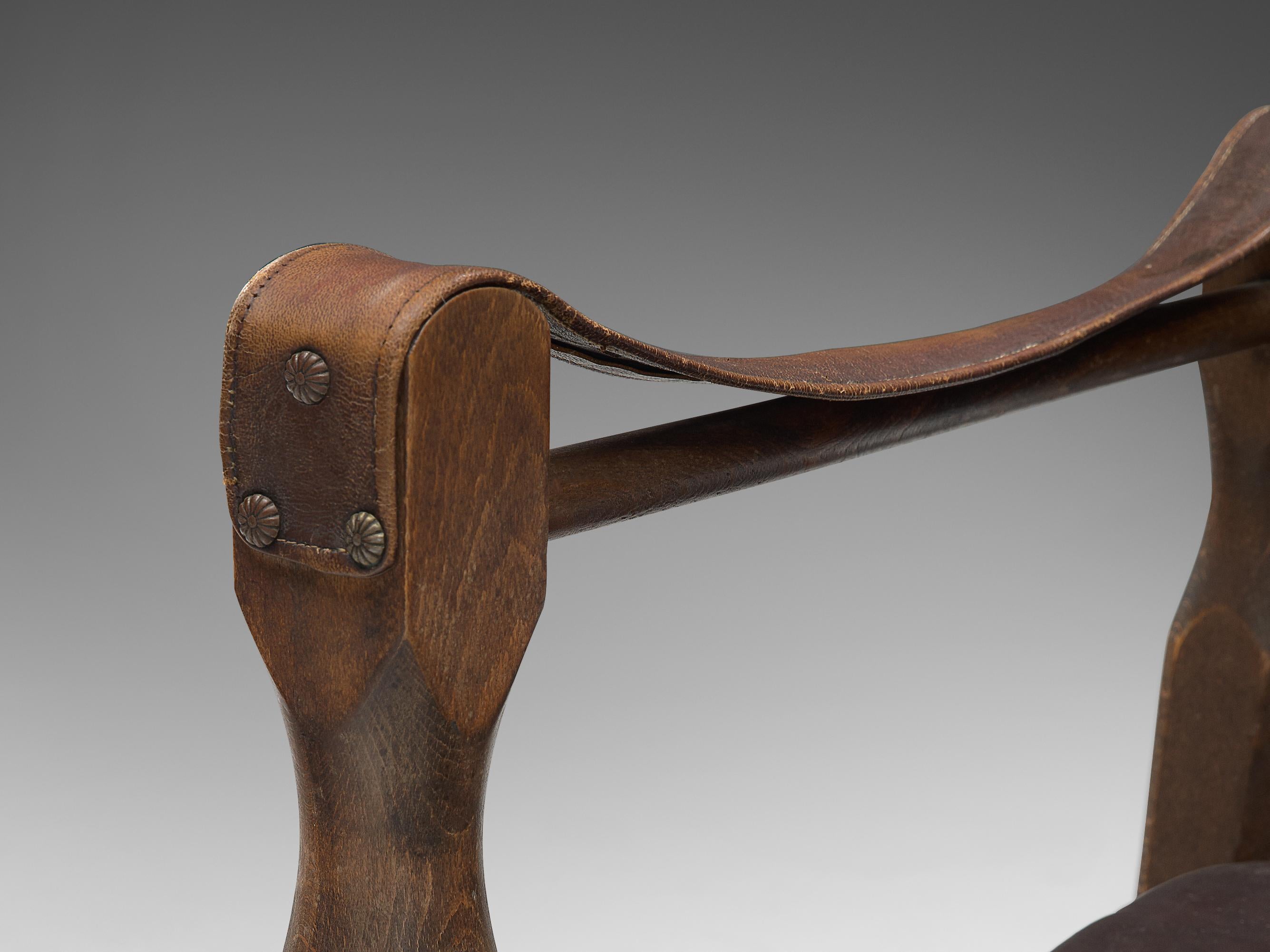Européen Fauteuil Safari avec cadre sculptural en cuir brun patiné en vente
