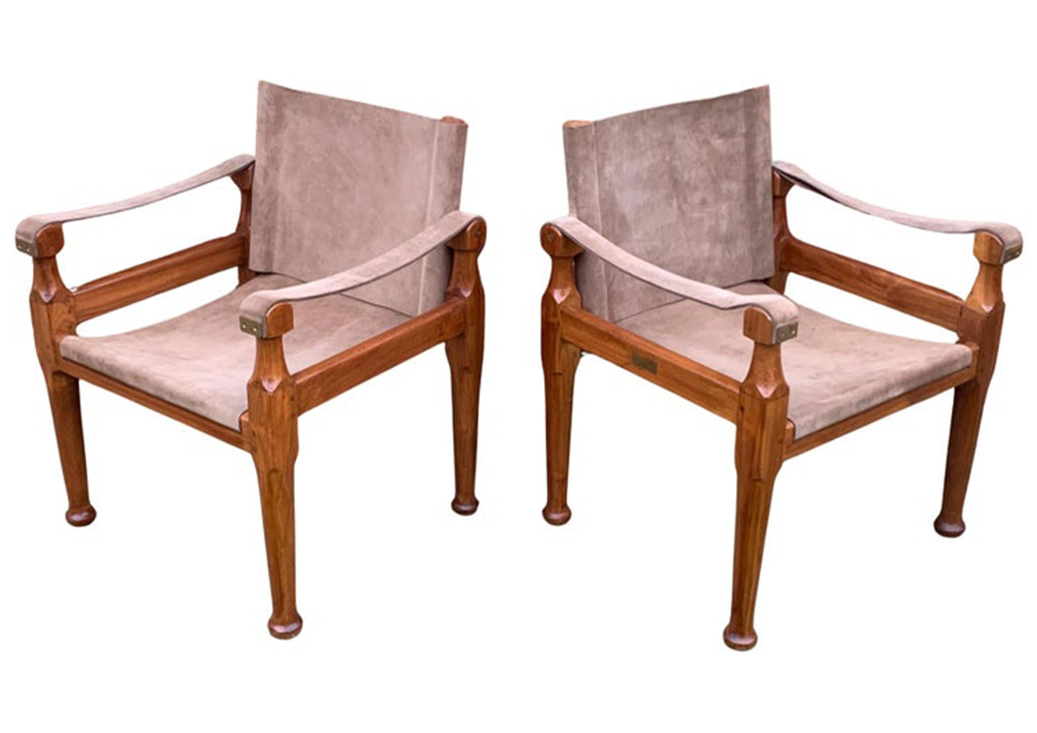 Campagne Paire de chaises Campaign Safari en daim et teck à structure ouverte avec accoudoirs en tissu en vente