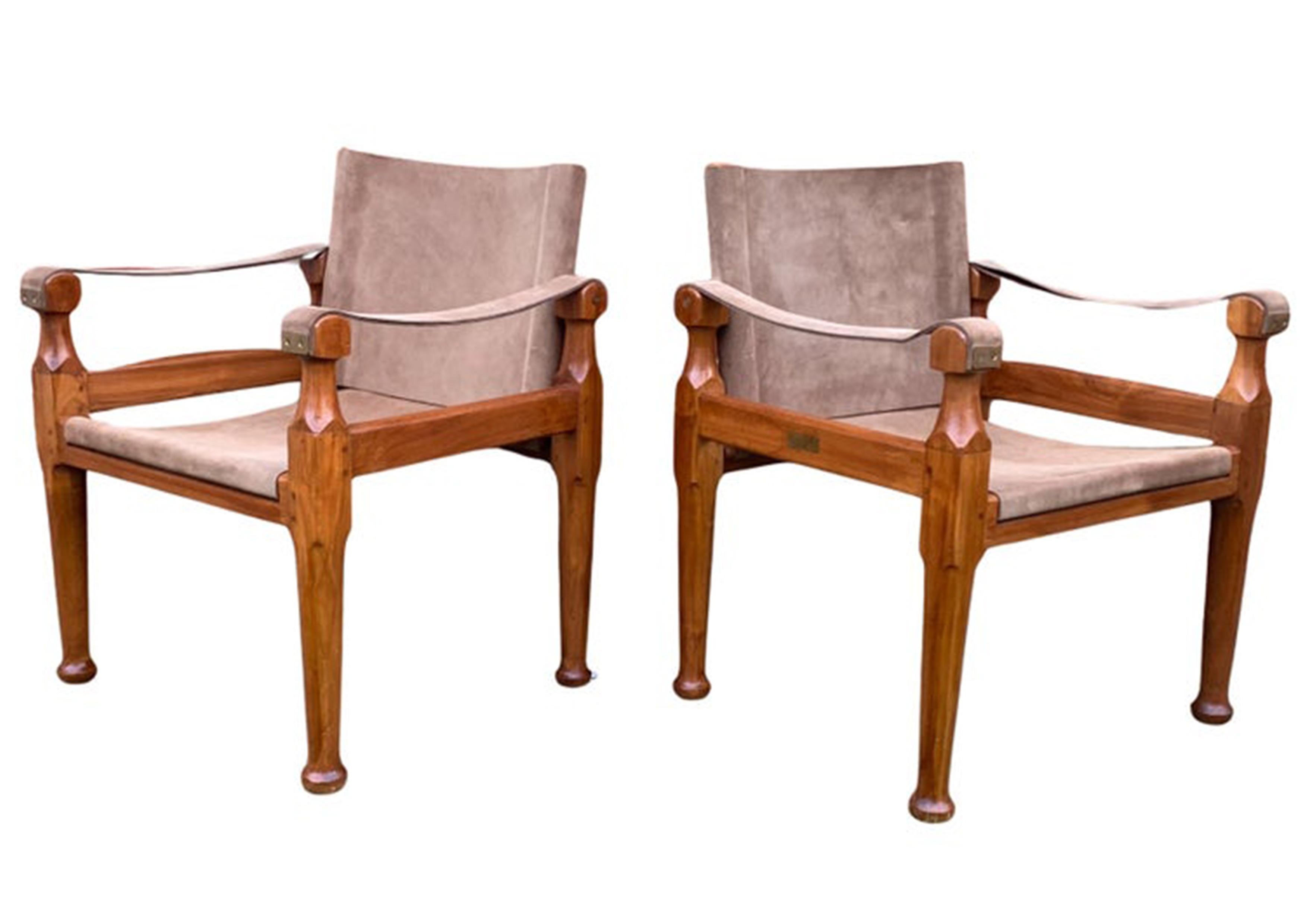 Anglais Paire de chaises Campaign Safari en daim et teck à structure ouverte avec accoudoirs en tissu en vente
