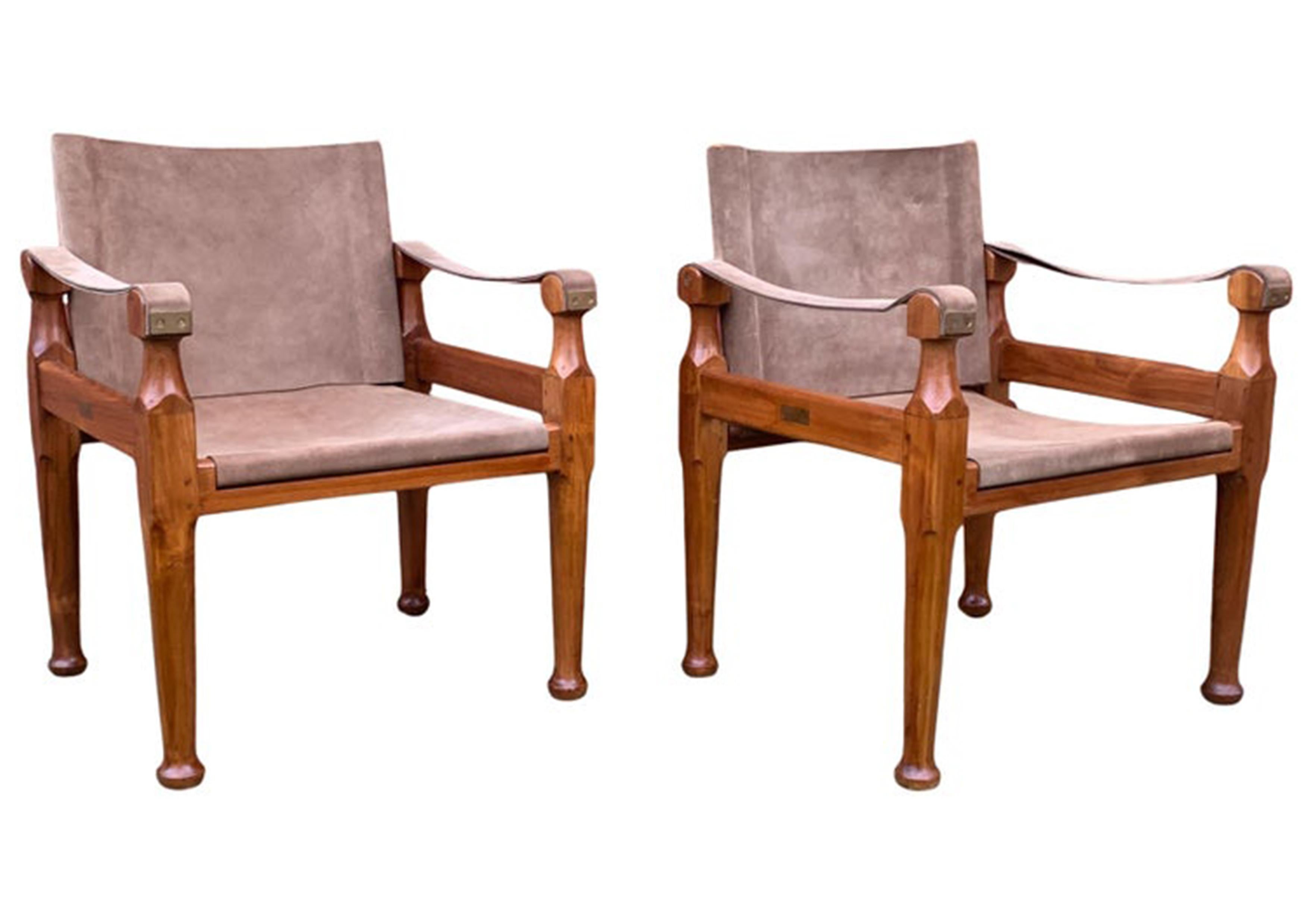 XXIe siècle et contemporain Paire de chaises Campaign Safari en daim et teck à structure ouverte avec accoudoirs en tissu en vente
