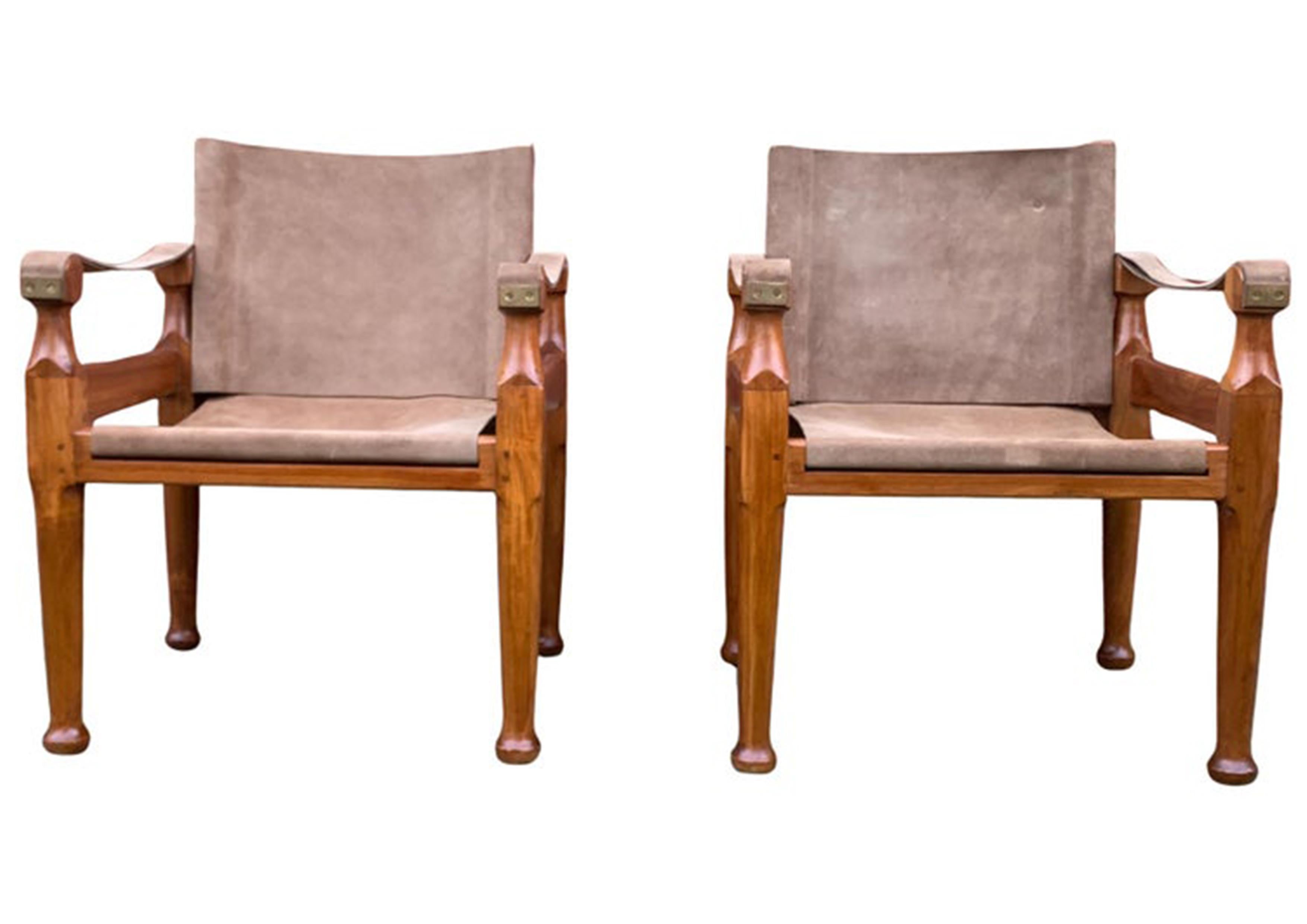 Daim Paire de chaises Campaign Safari en daim et teck à structure ouverte avec accoudoirs en tissu en vente