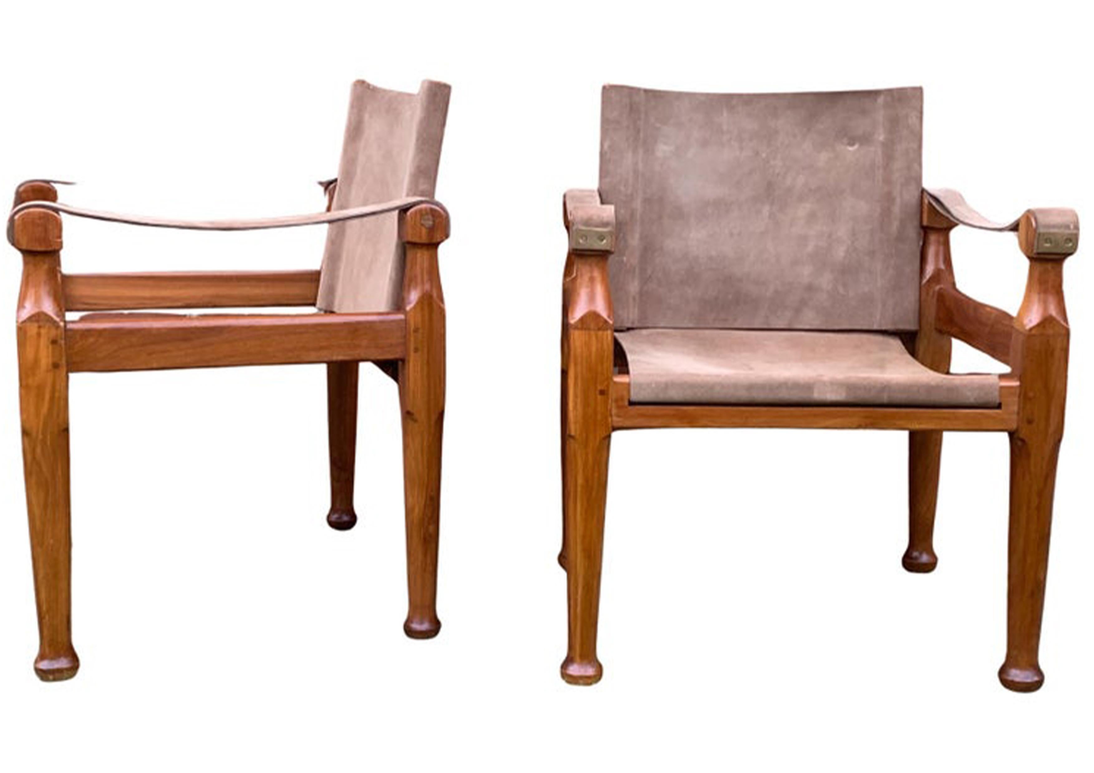 Paire de chaises Campaign Safari en daim et teck à structure ouverte avec accoudoirs en tissu en vente 2