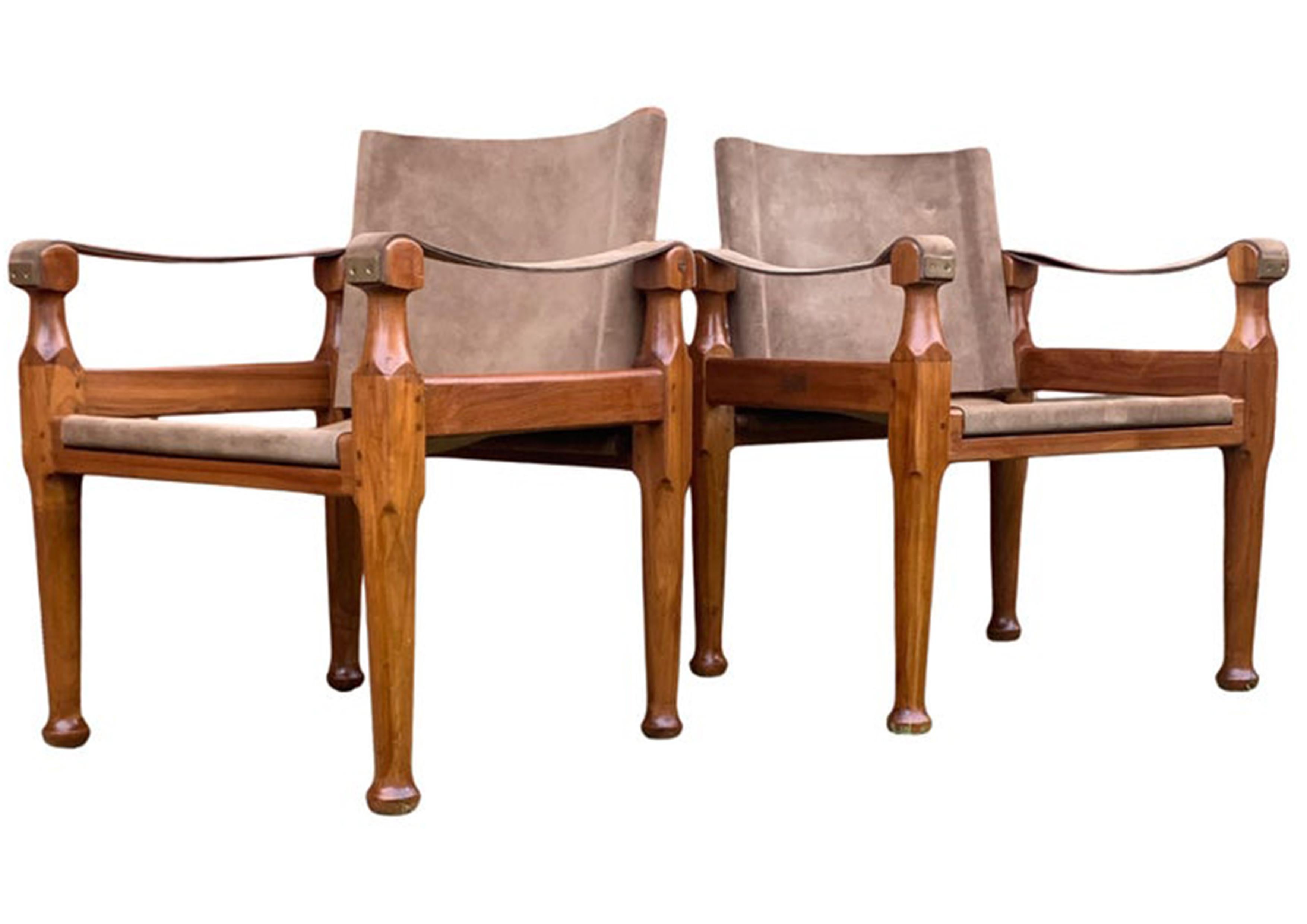 Paire de chaises Campaign Safari en daim et teck à structure ouverte avec accoudoirs en tissu en vente 3