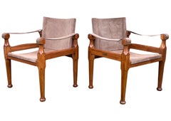 Paire de chaises Campaign Safari en daim et teck à structure ouverte avec accoudoirs en tissu