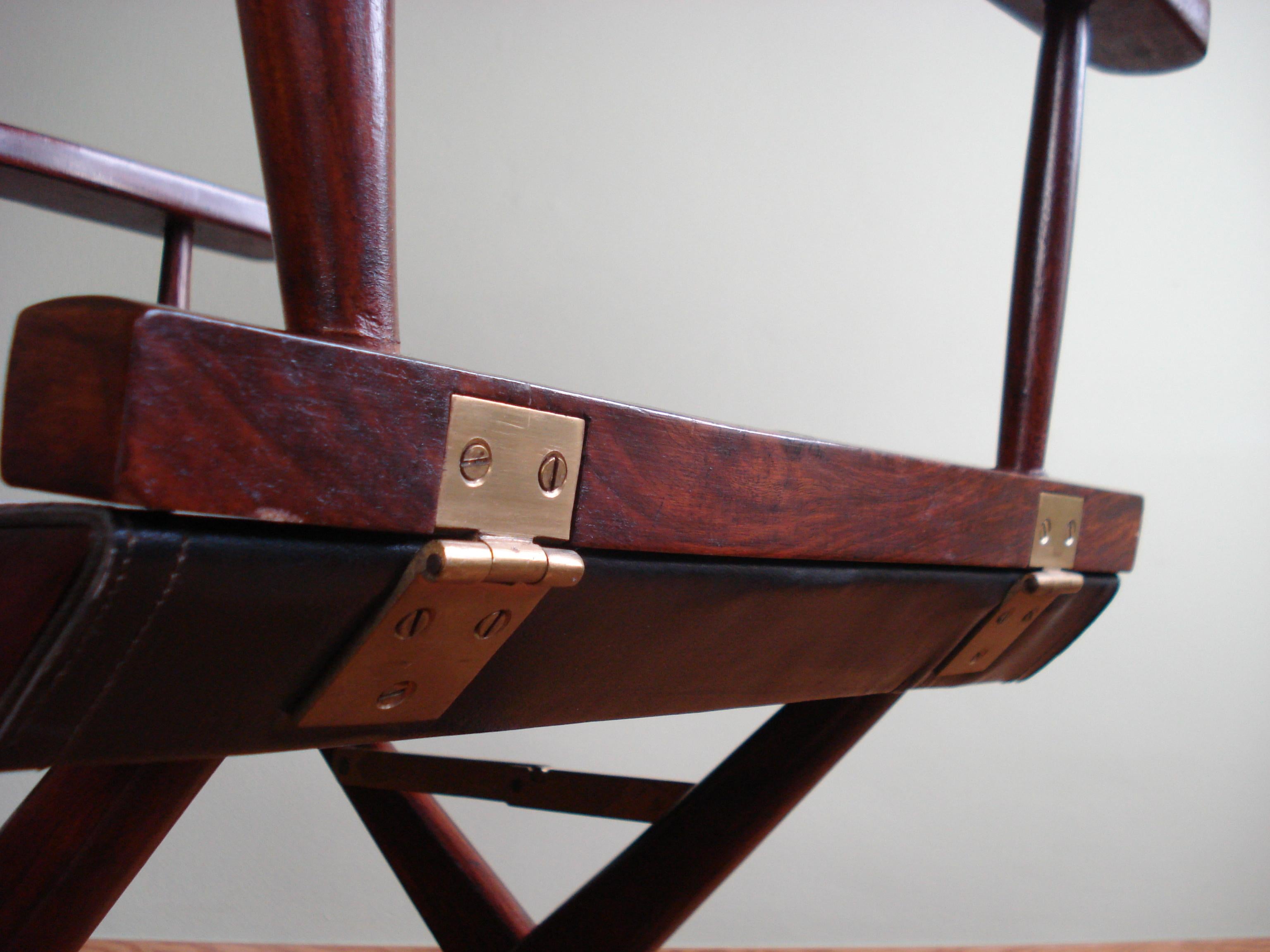Safari leather folding chair from M. Hayat & Bros  In Good Condition For Sale In Stuttgart, DE