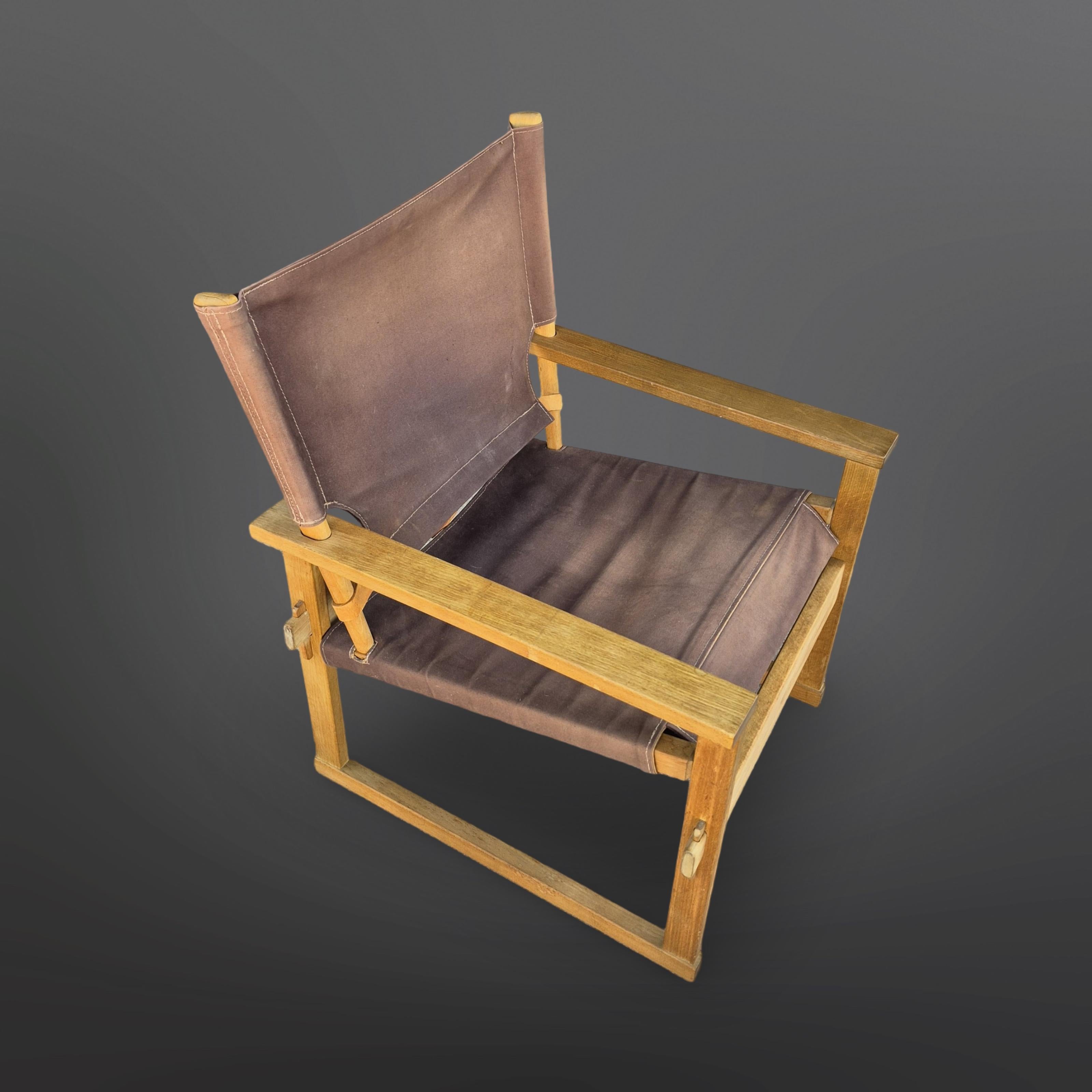 Silla safari o de campaña moderna de mediados de siglo. Diseñada por Poul Hundevad y producida por Vamdrup en la década de 1950.
El marco es de roble. Tiene asiento y respaldo de lona.
La silla está diseñada para que pueda desmontarse y embalarse en