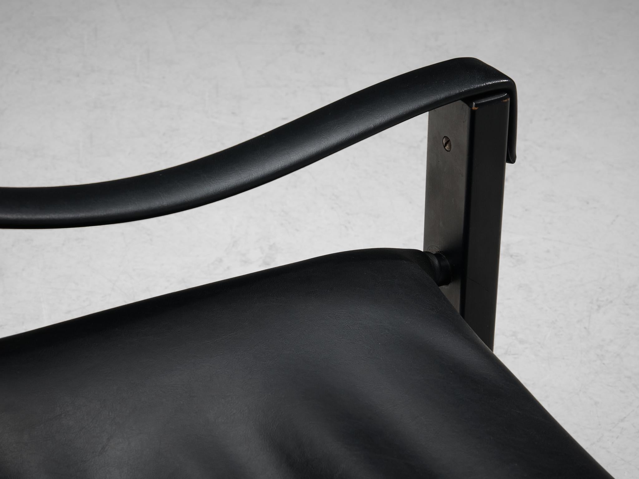 'Safari' Lounge Chair in Black Vinyl  In Good Condition For Sale In Waalwijk, NL