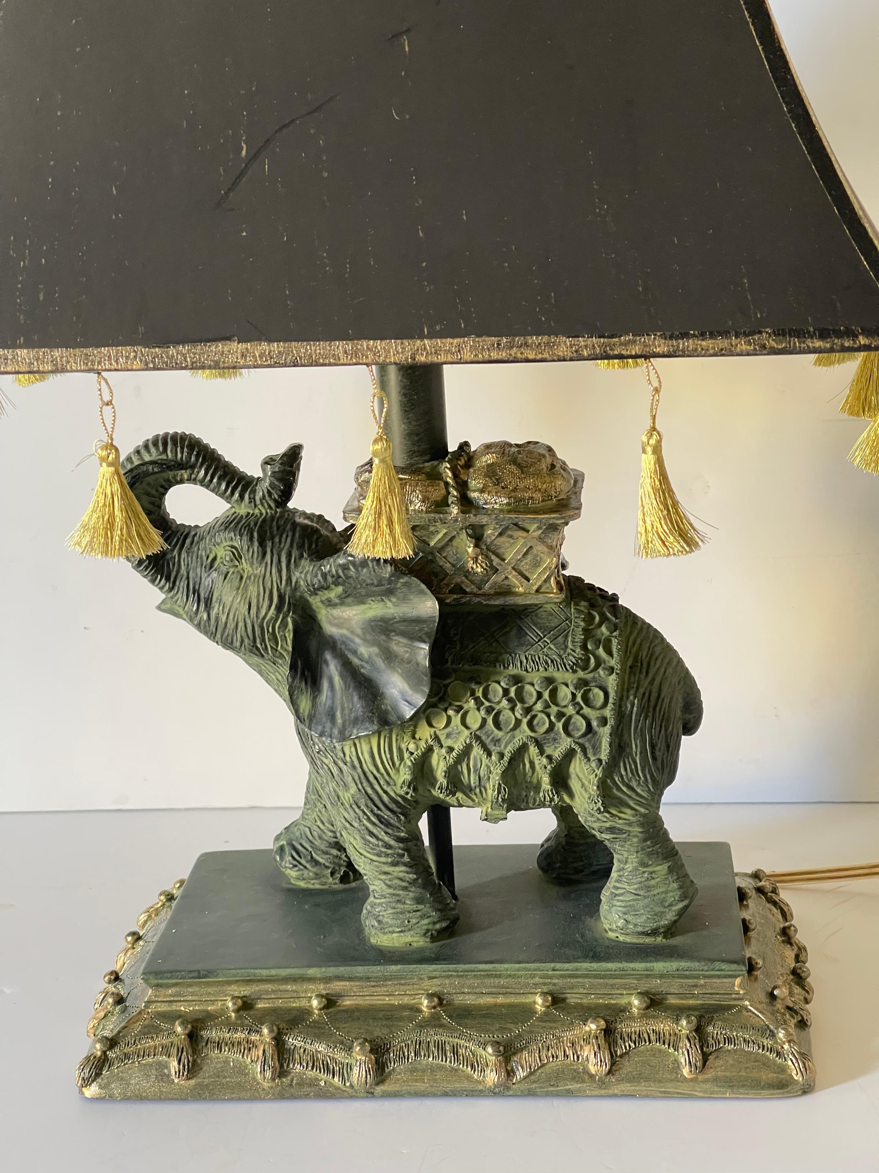 Lámpara Elefante Estilo Safari con Pantalla Dorada en Bueno estado para la venta en Boca Raton, FL