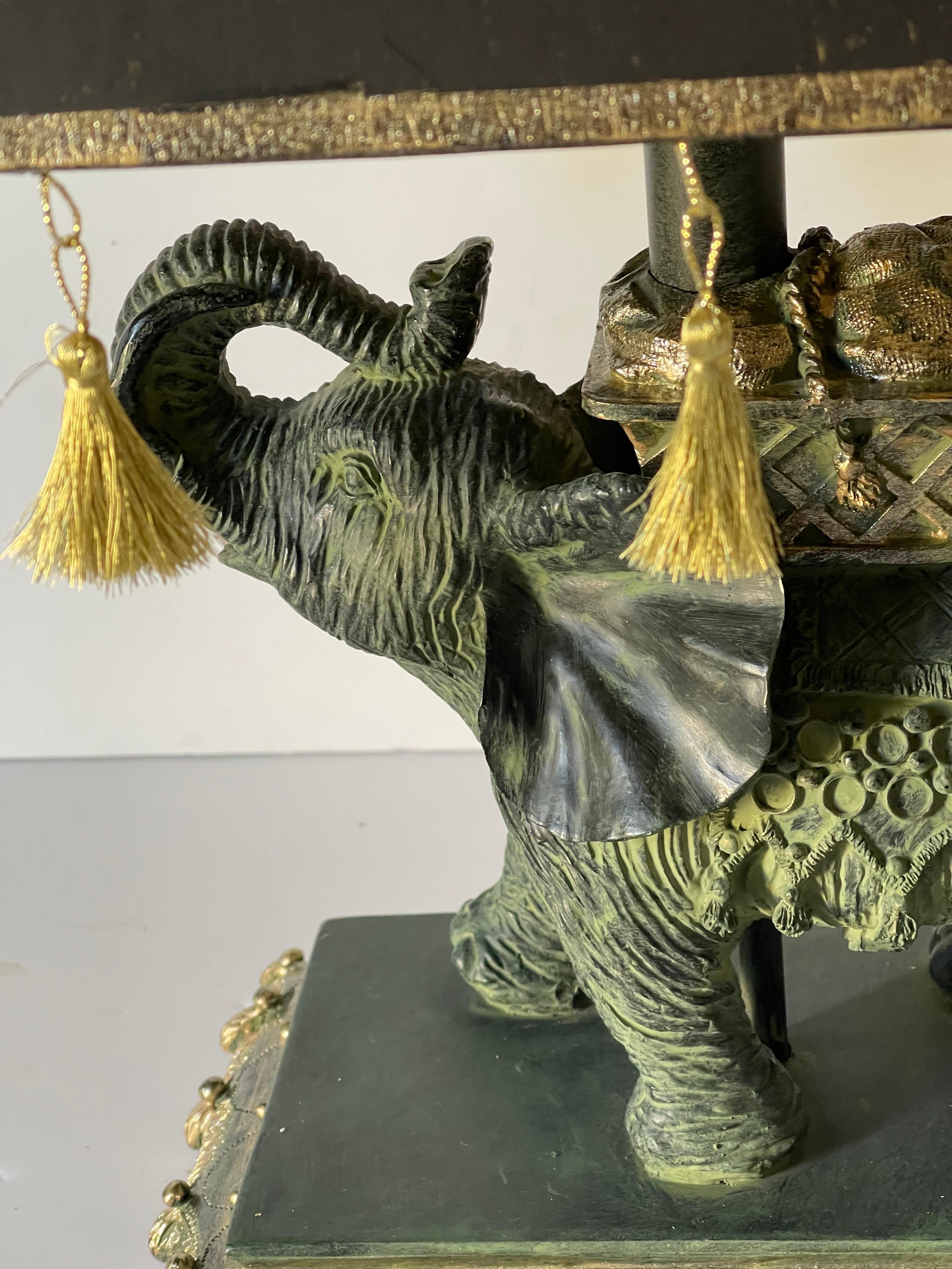 Lámpara Elefante Estilo Safari con Pantalla Dorada mediados del siglo XX en venta