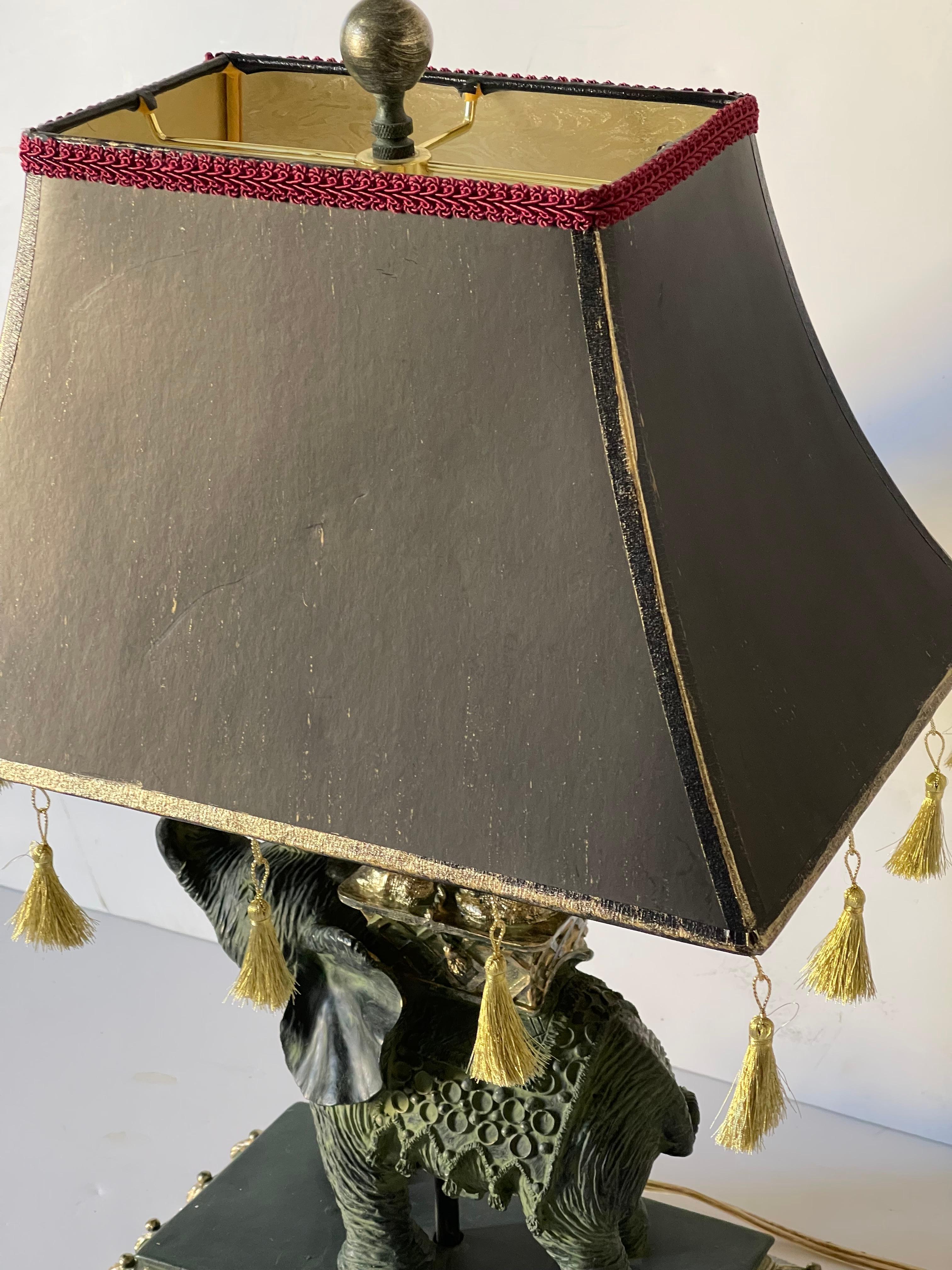 Lámpara Elefante Estilo Safari con Pantalla Dorada Resina en venta