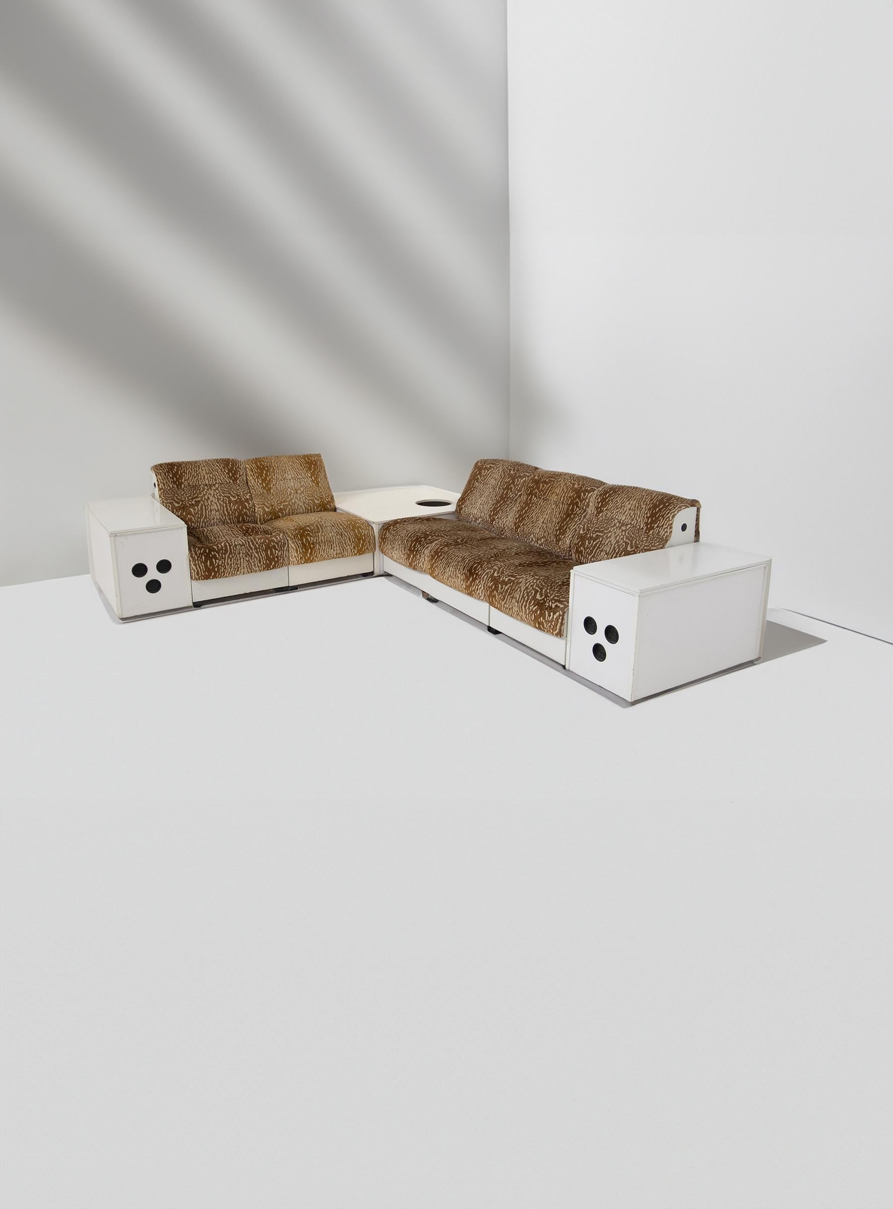 Safari style Italian Space Age sofa 13