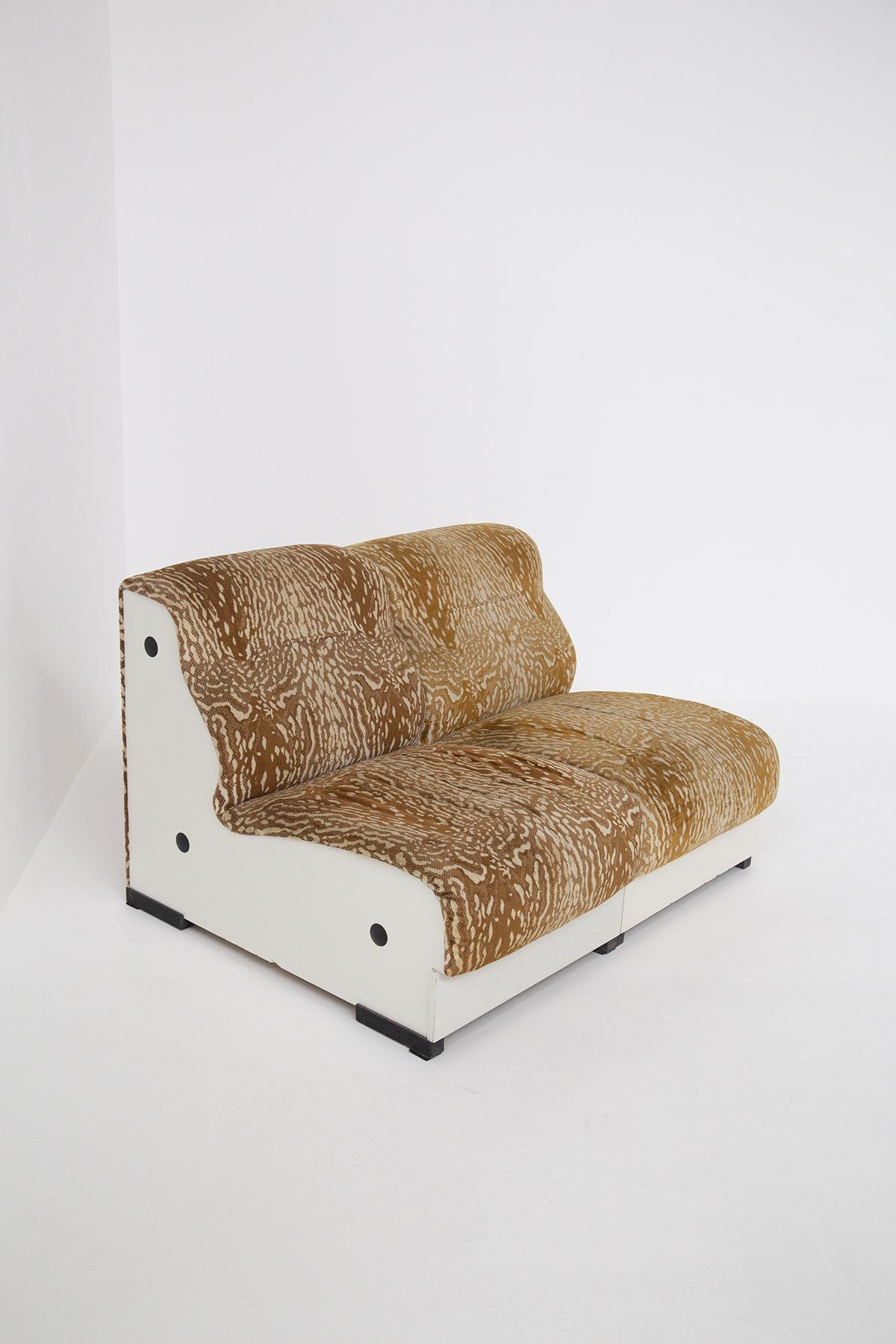 Italian Space Age sofa from the 1970s, an authentic period piece that embodies the innovative and futuristic spirit of those years. This extraordinary sofa has remained in original condition, keeping all its authenticity intact, including the fabric