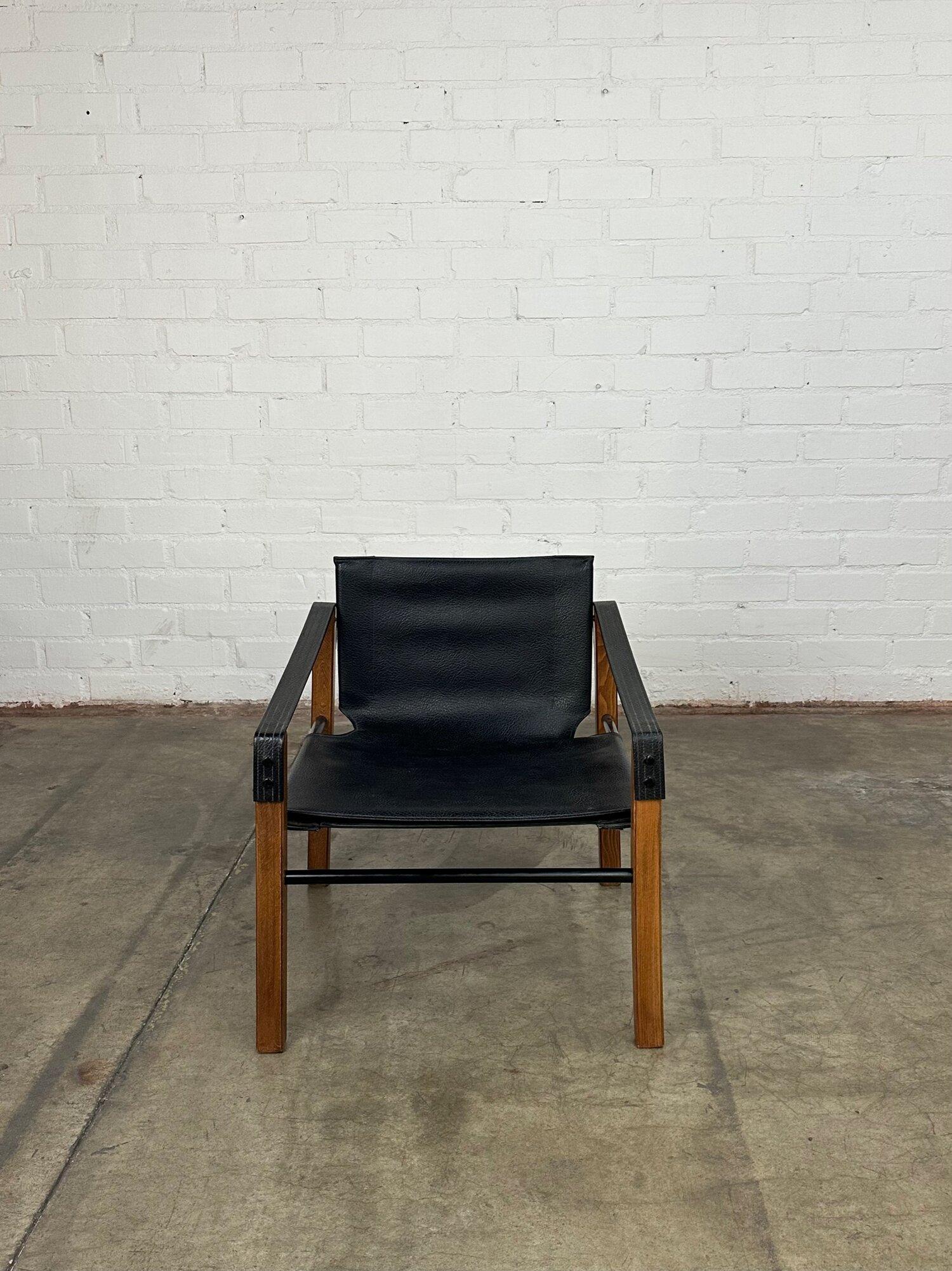 W23 D24 H26 SW23 SD18 SH14 AH20

Vintage Leather safari chair. Frame has been fully restored structurally and aesthetically. Leather is in good vintage condition with no rips.