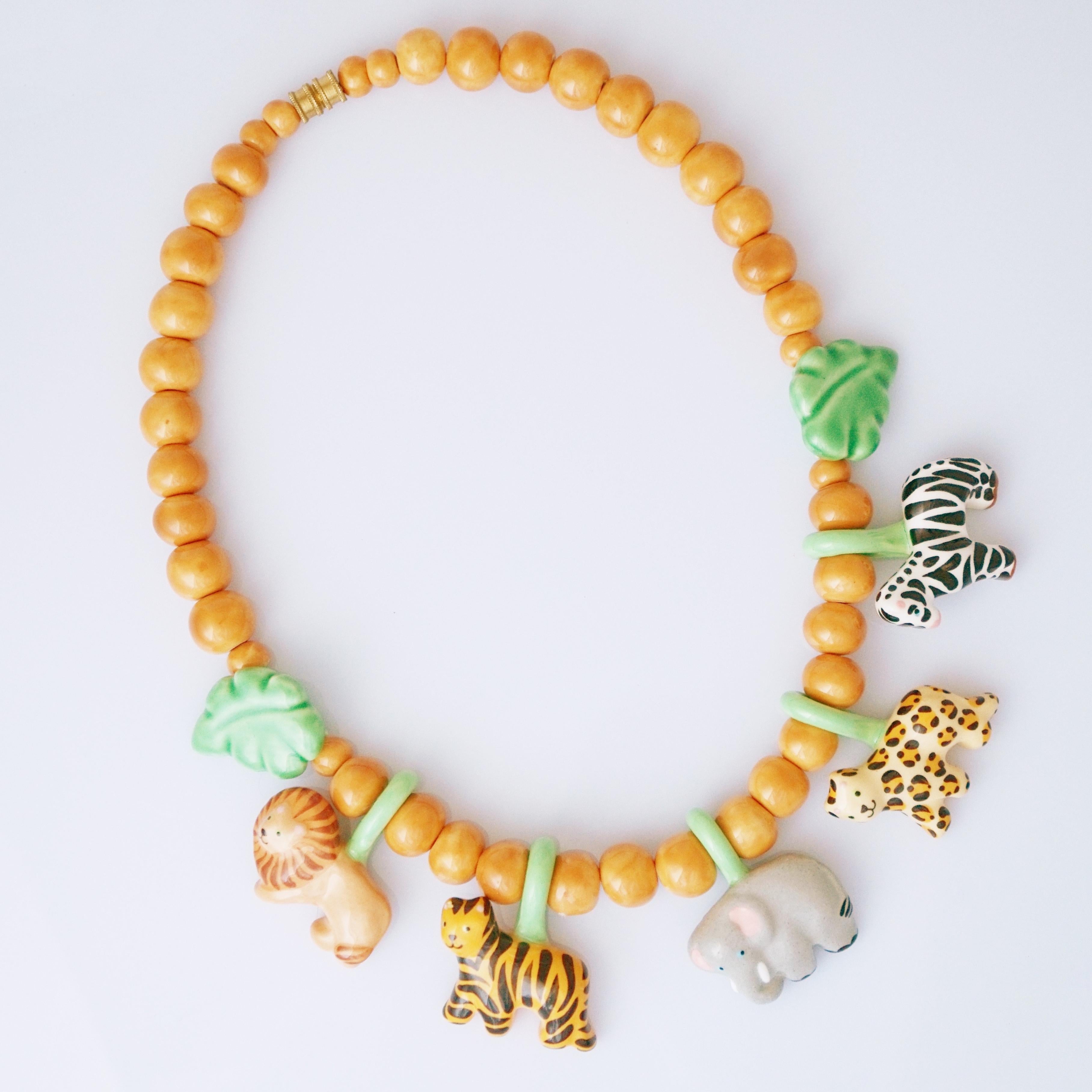 Collar de cuentas de cerámica con tema de safari hecho a mano por Flying Colors, años 80 Moderno en venta