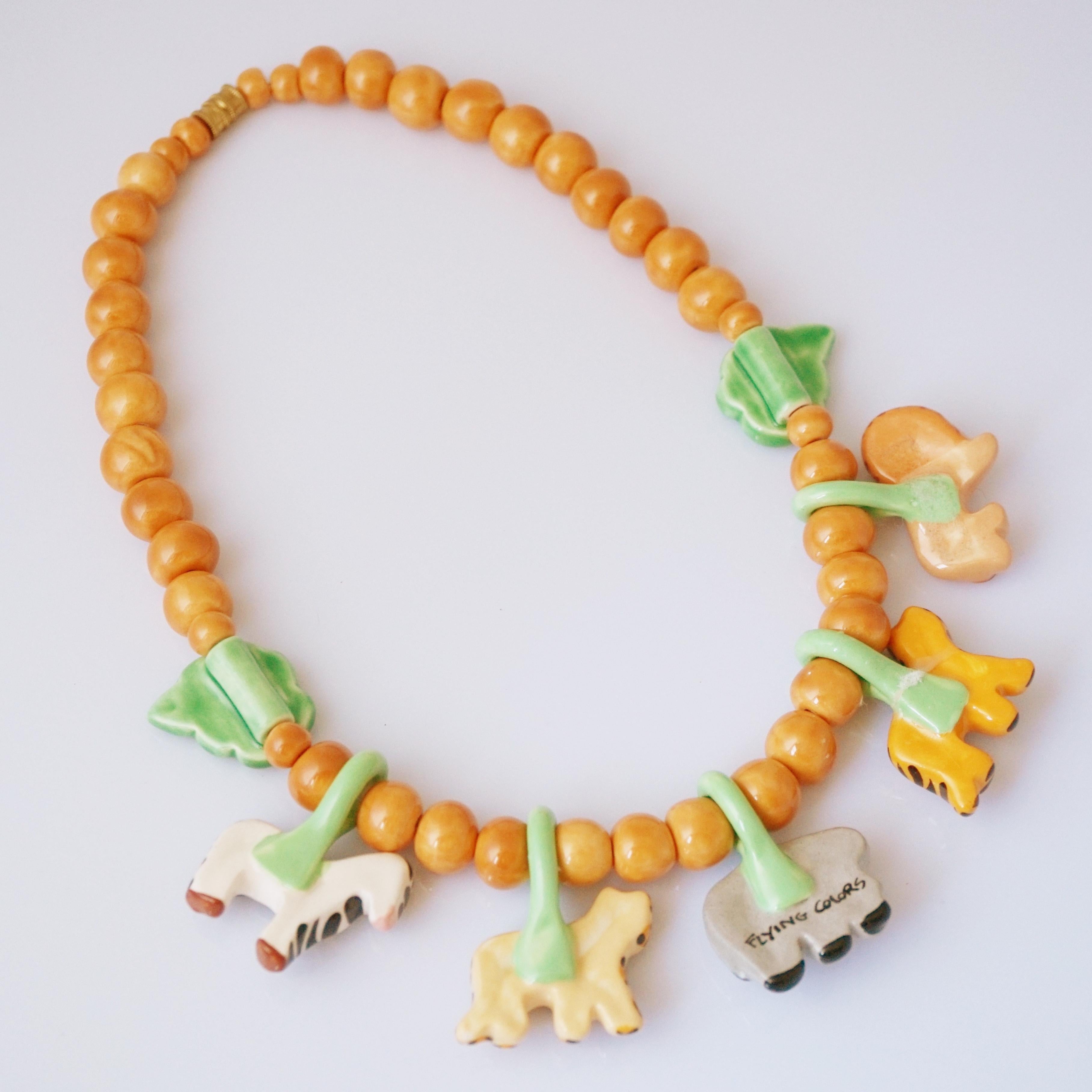 Collar de cuentas de cerámica con tema de safari hecho a mano por Flying Colors, años 80 en Bueno estado para la venta en McKinney, TX