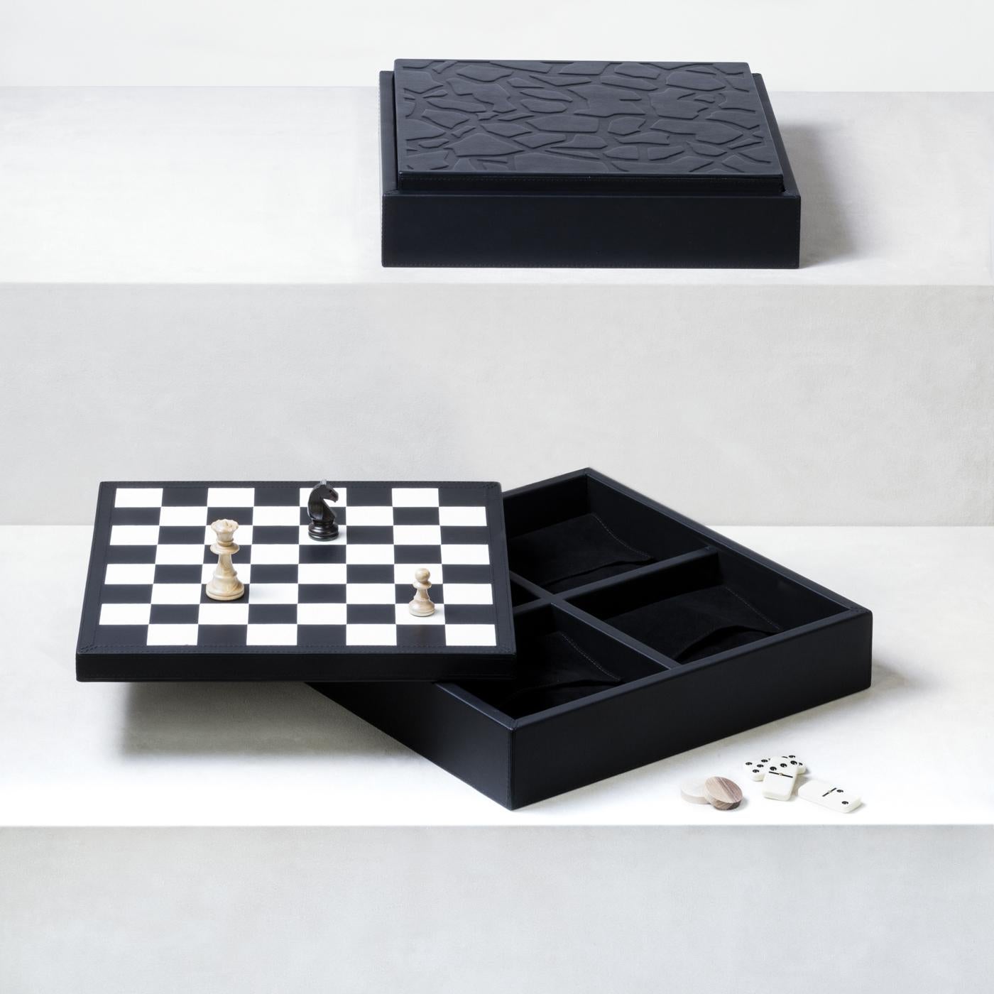 This elegant game box is part of the Tosca collection, a limited edition series that boasts skilful craftsmanship and noble materials. The black nappa leather that upholsters the wooden box is divided in compartments to better store the boxwood