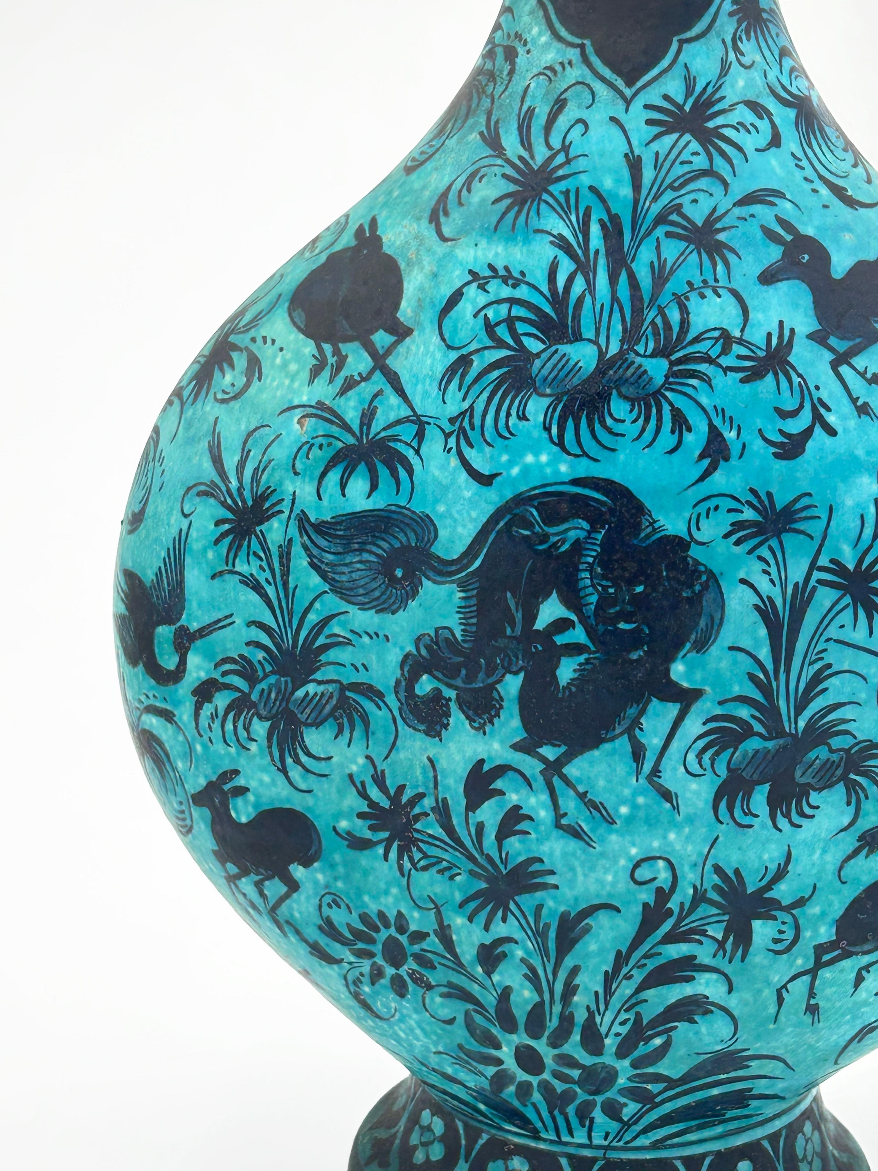 Safavid-style porcelain vase of Samson In Good Condition For Sale In Autonomous City Buenos Aires, CABA