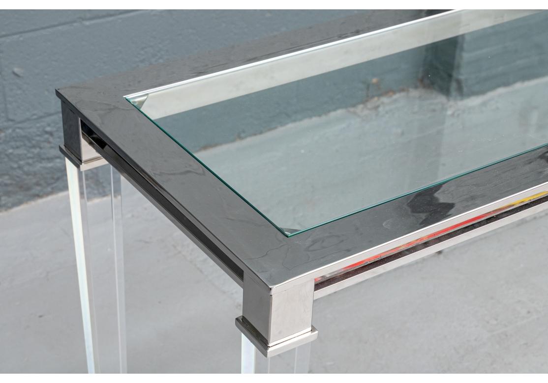 Mid-Century Modern Safavieh Charleston Table console en inox et verre avec pieds en acrylique en vente