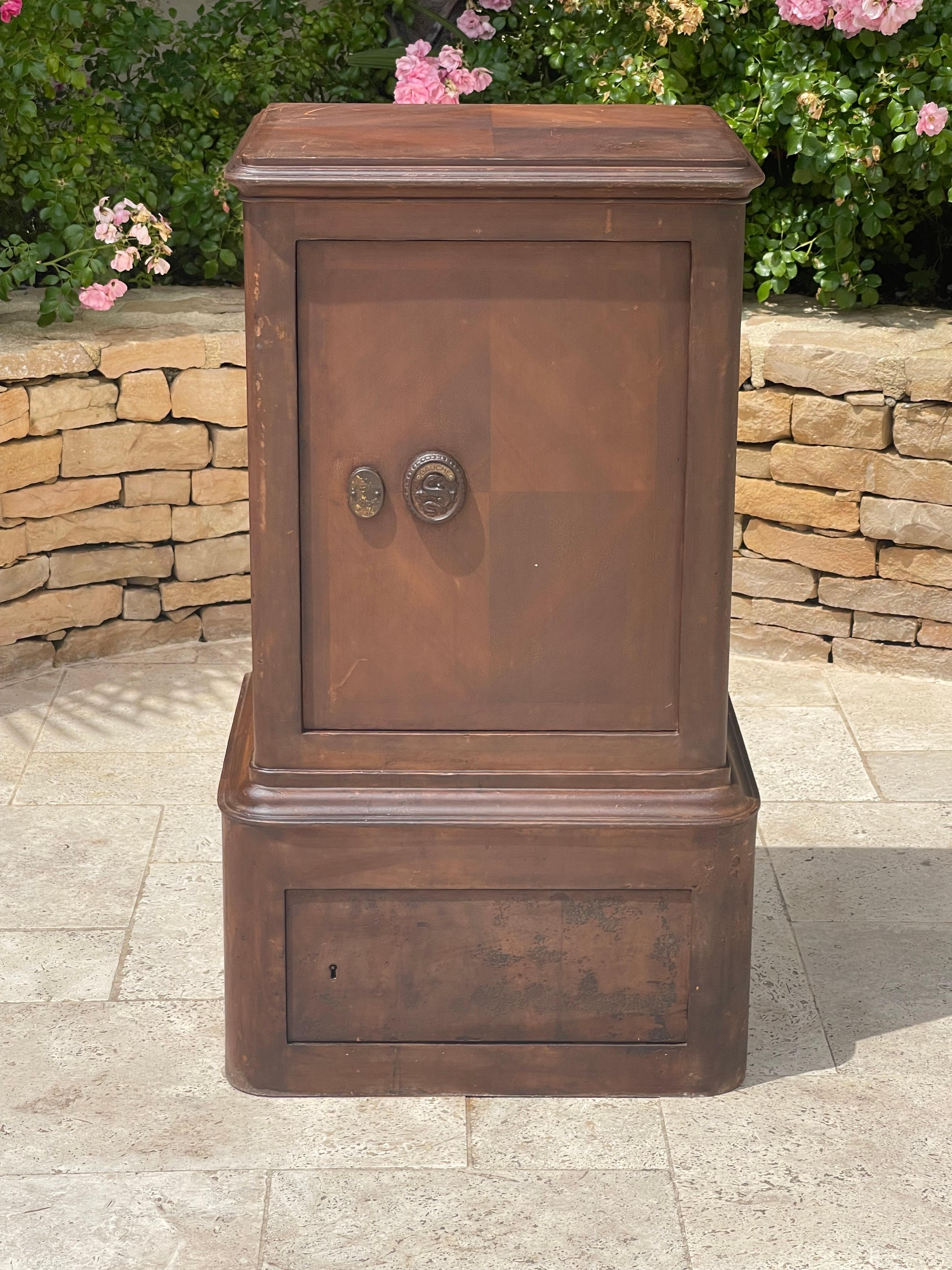 Bauche brand 2-door safe dating from the early 1930s/1940s. It has 2 sets of keys to open the doors. The locking system works perfectly well. In the central door, storage possibility with metal shelves.

Dimensions
Height : 1m05
Width : 58,5cm
