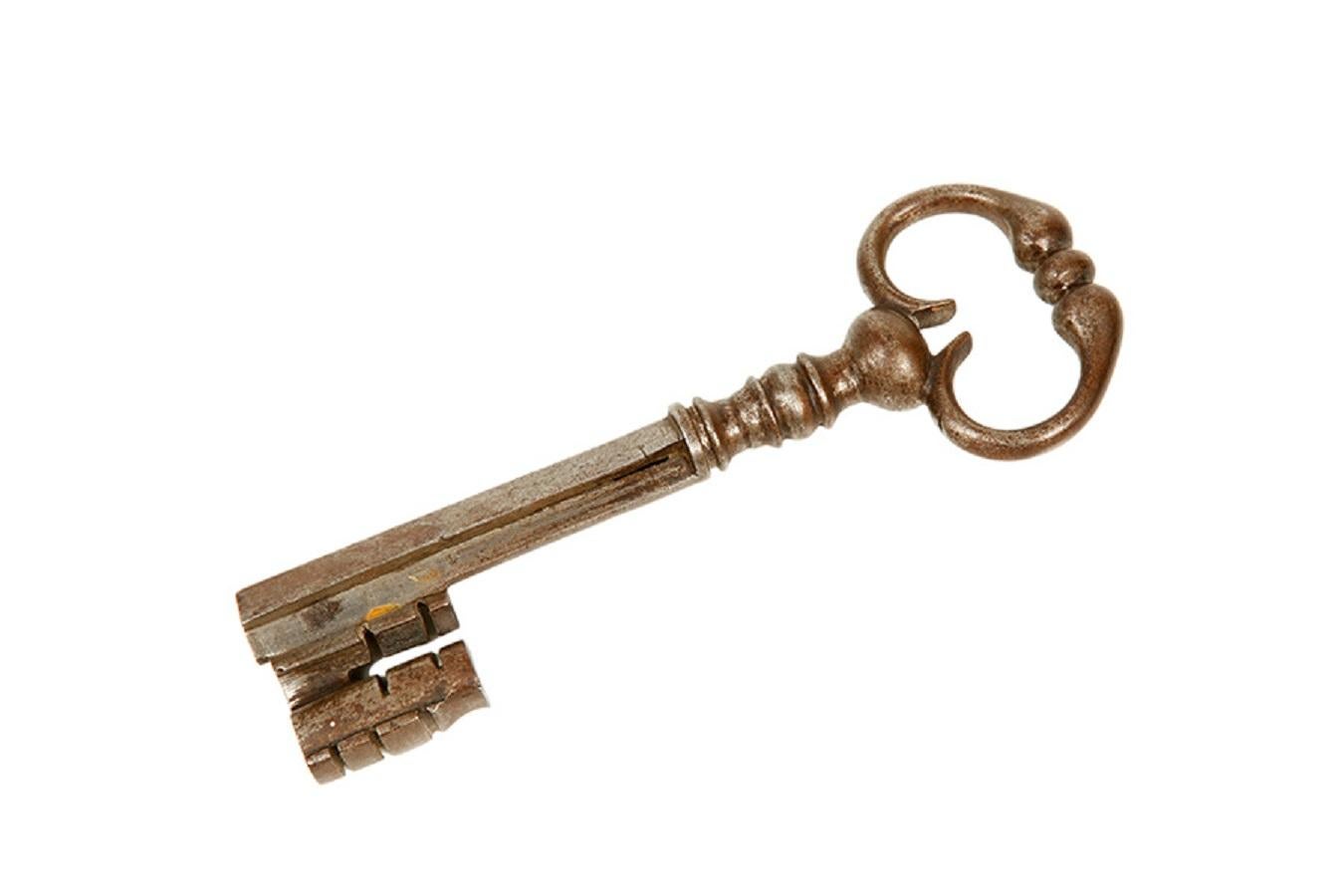 Key of strong box in wrought iron, dated in century XVII, with complex design in the head, hollow body and finishes in the form of flattened arch.