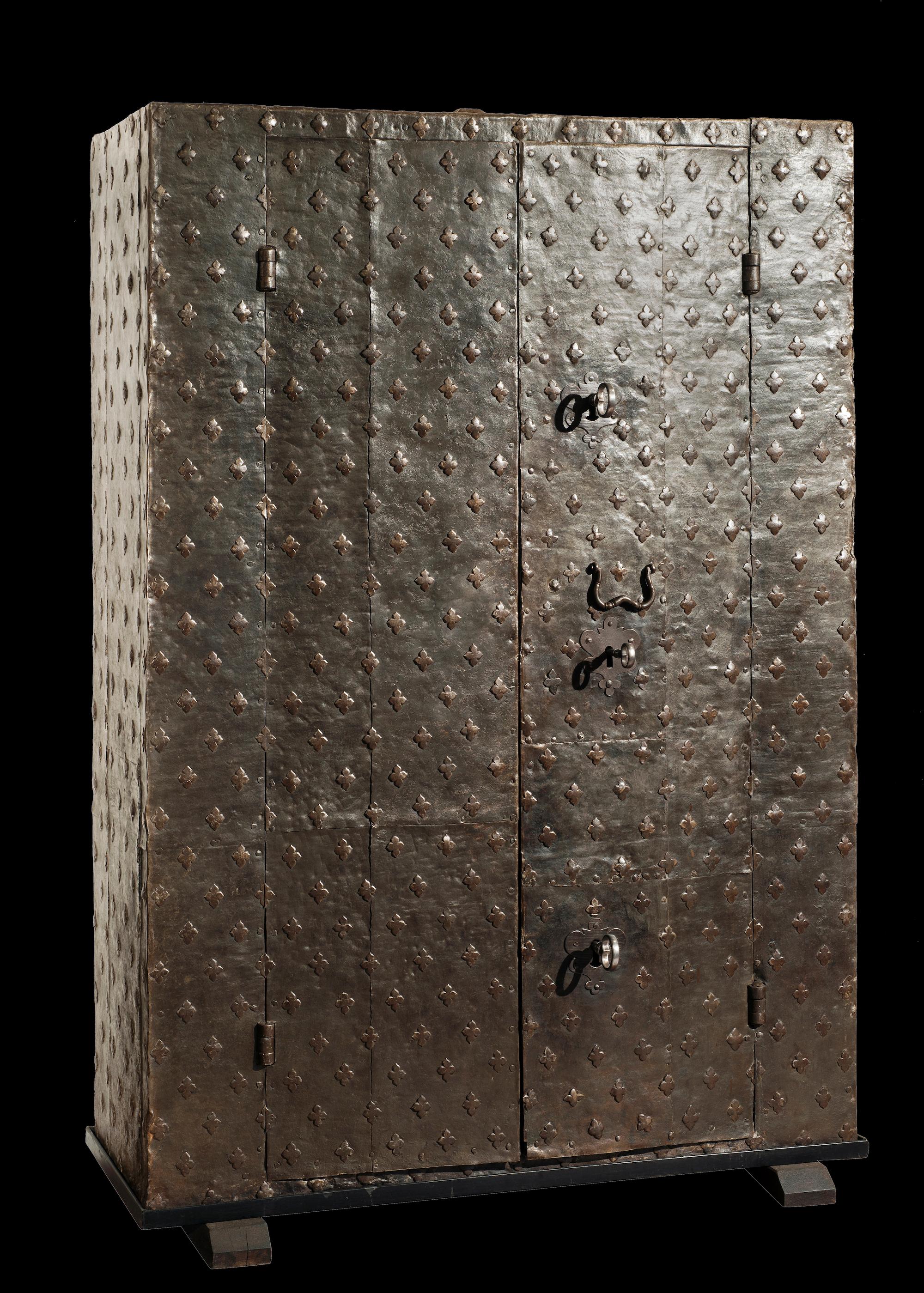 Coffre-fort à double porte

Italie du Nord, XVIIe siècle

Dimensions 190x130x46,5 cm

Structure en noyer réalisée avec des planches très épaisses (6,5/8 cm) recouvertes de plaques de fer bloquées par une série dense et architecturale de clous