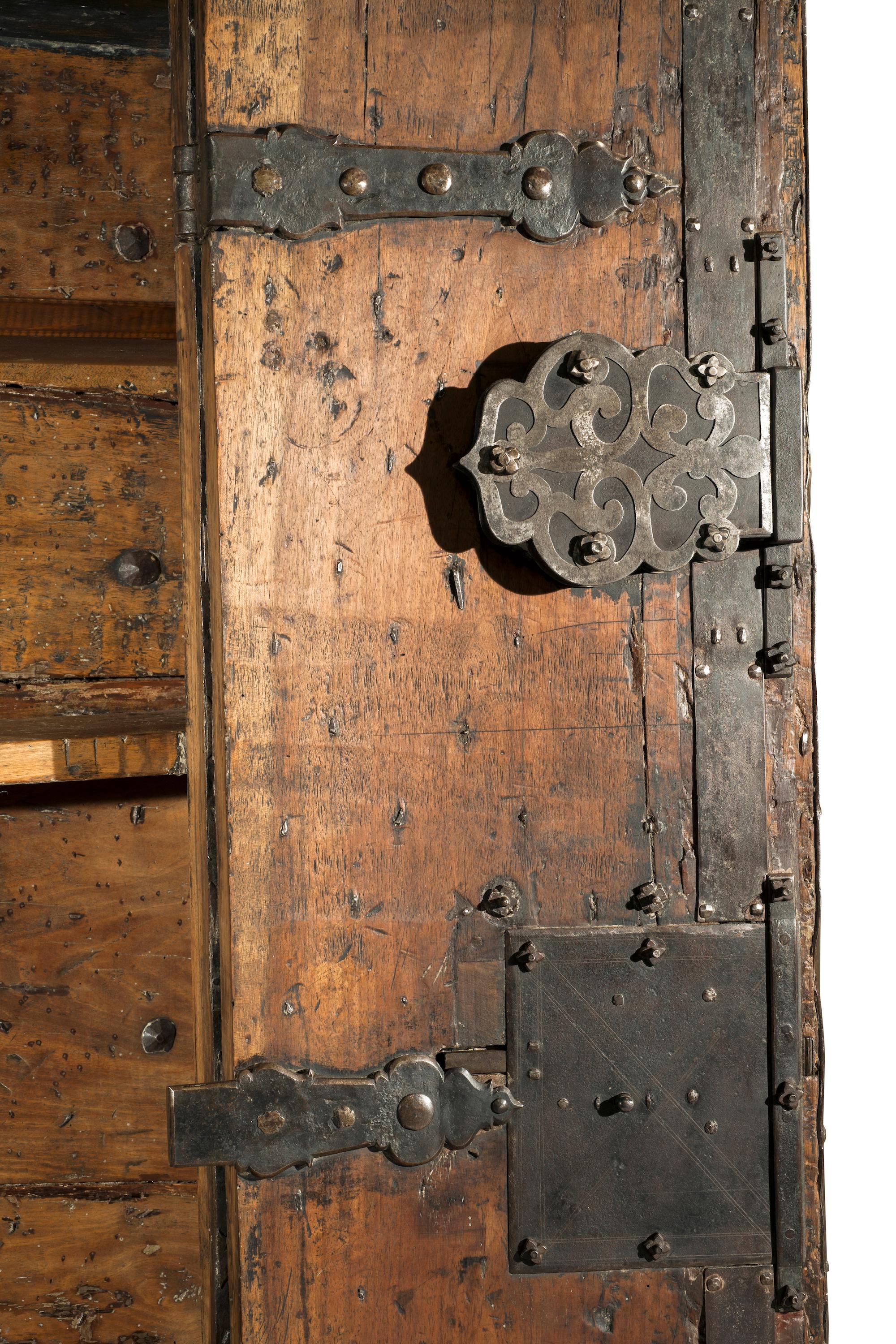 Antique Safe, Northern Italy, 17th Century In Good Condition For Sale In Brescia, IT