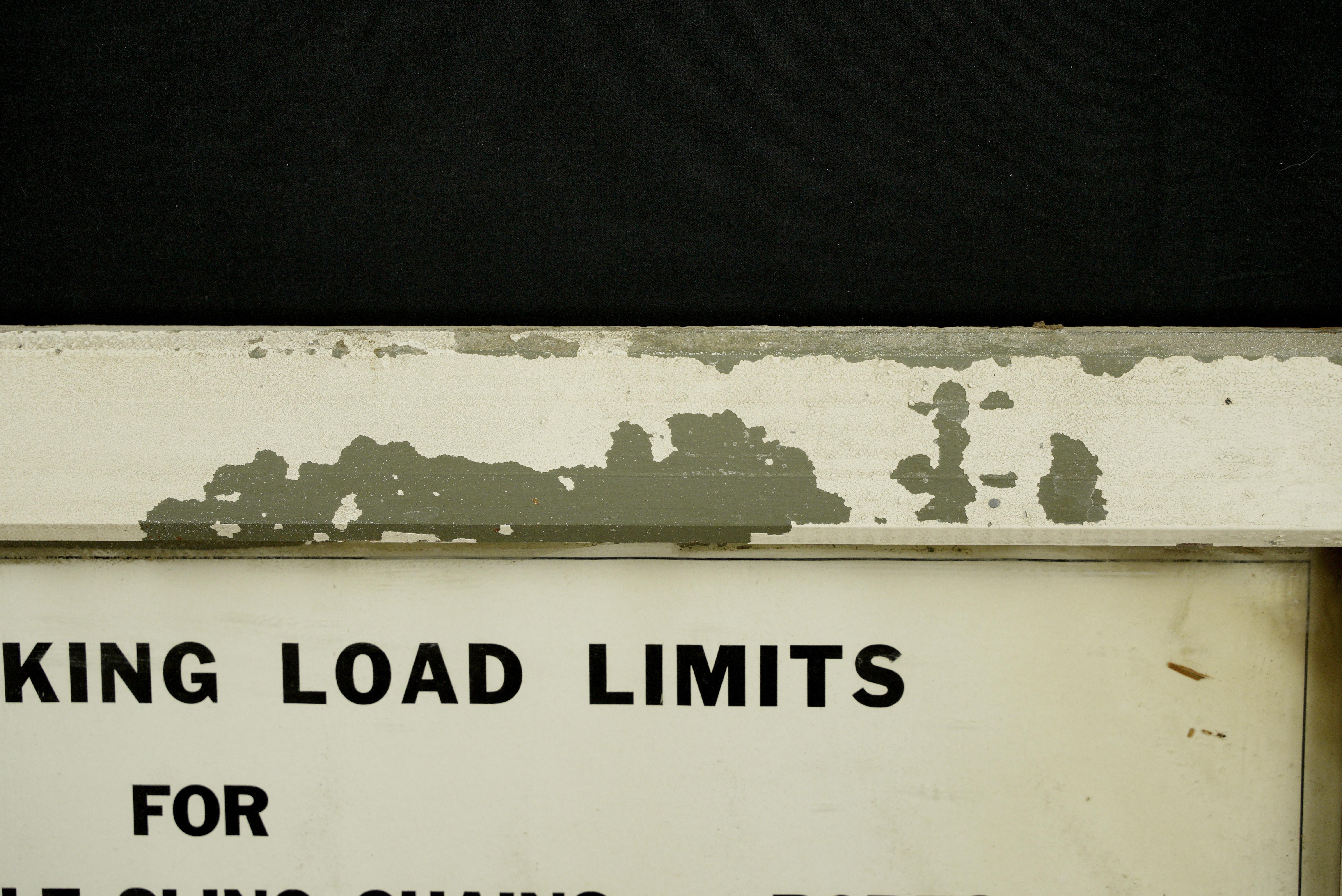 Safe Working Load Limits Strength Kiefernholz gerahmtes Poster im Zustand „Gut“ im Angebot in New York, NY
