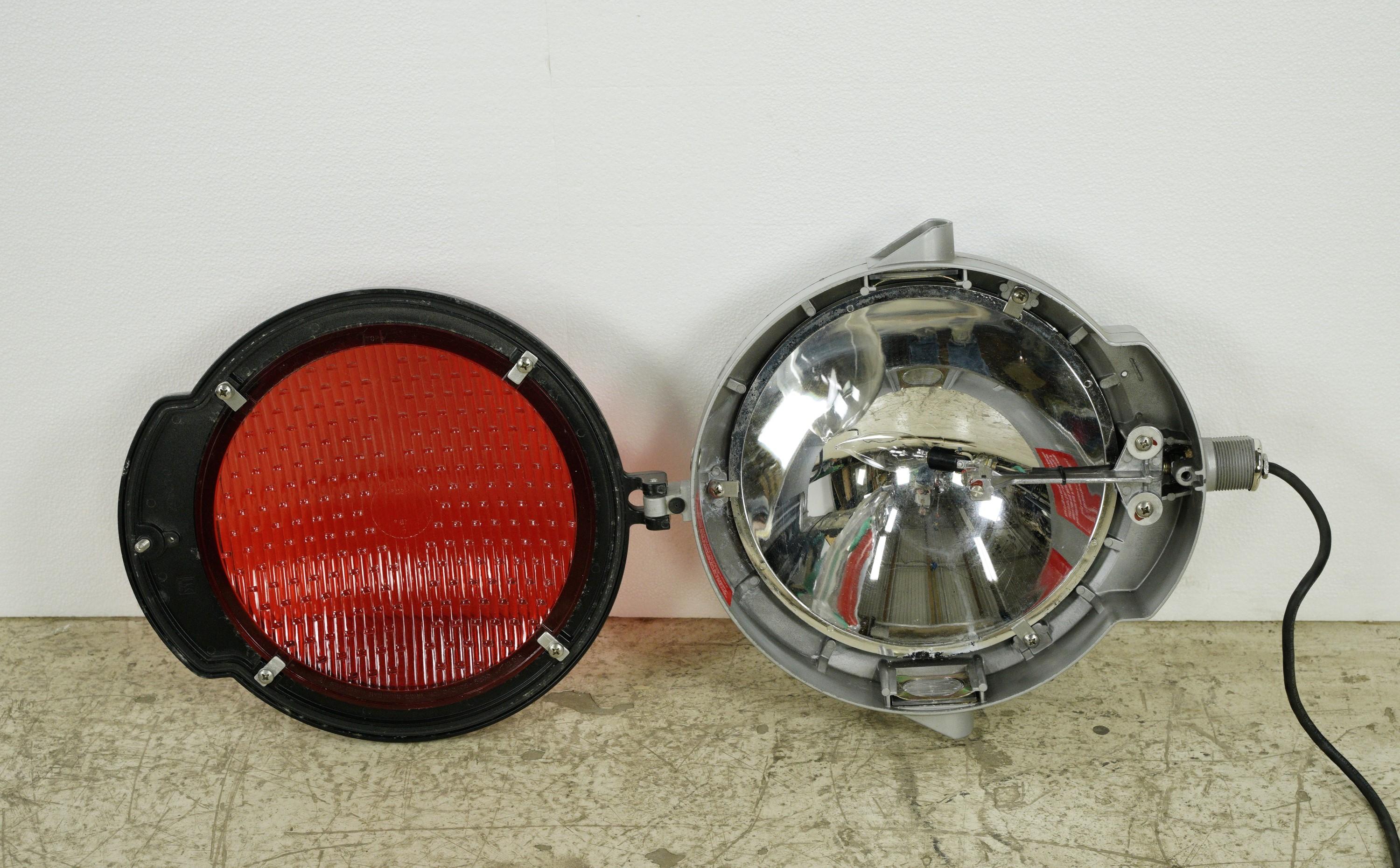 Safetran Systems Corp. Luce ferroviaria in alluminio con vetro rosso in vendita 5