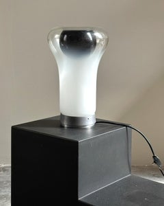 Lampe de table Saffo en verre opale, conçue par Angelo Mangiarotti pour Artemide, vers 1960.