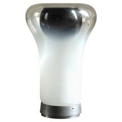 Lampe de table Saffo en verre opale, conçue par Angelo Mangiarotti pour Artemide, vers 1960.
