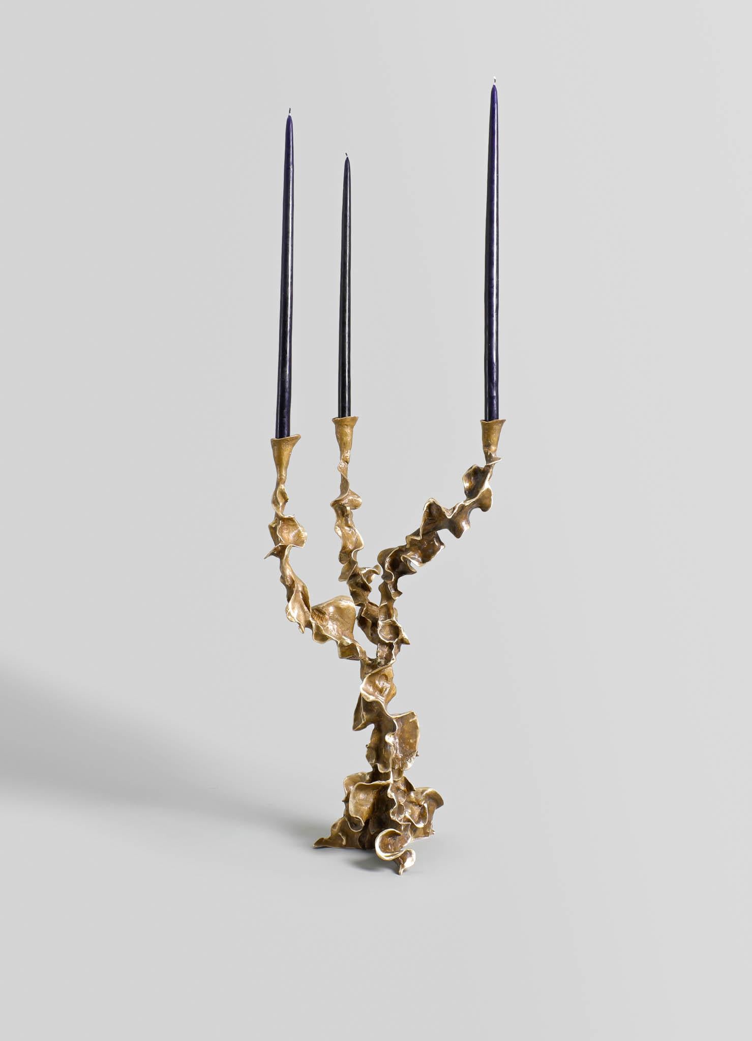 Candelabro Zafferano in ottone, Viya di Vikram Goyal

Con appellativi come oro rosso, filo squisito o luce dorata, lo zafferano affascina tutti. Gli antichi Romani li apprezzavano per il loro profumo, gli Egizi per il loro tocco curativo e i Moghul